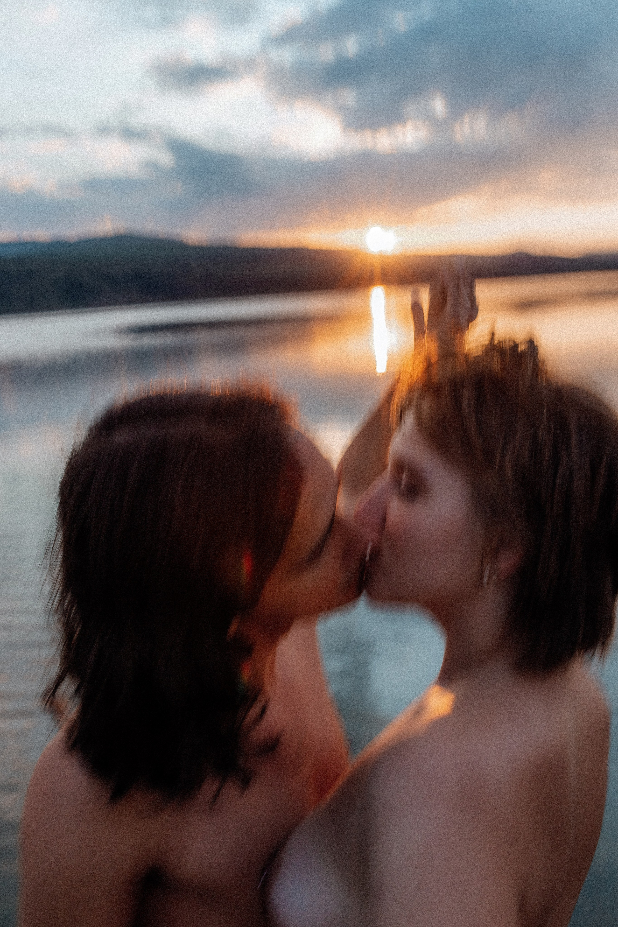 Лавстори парная фотосессия у воды. Свадебный фотограф Грузия Тбилиси