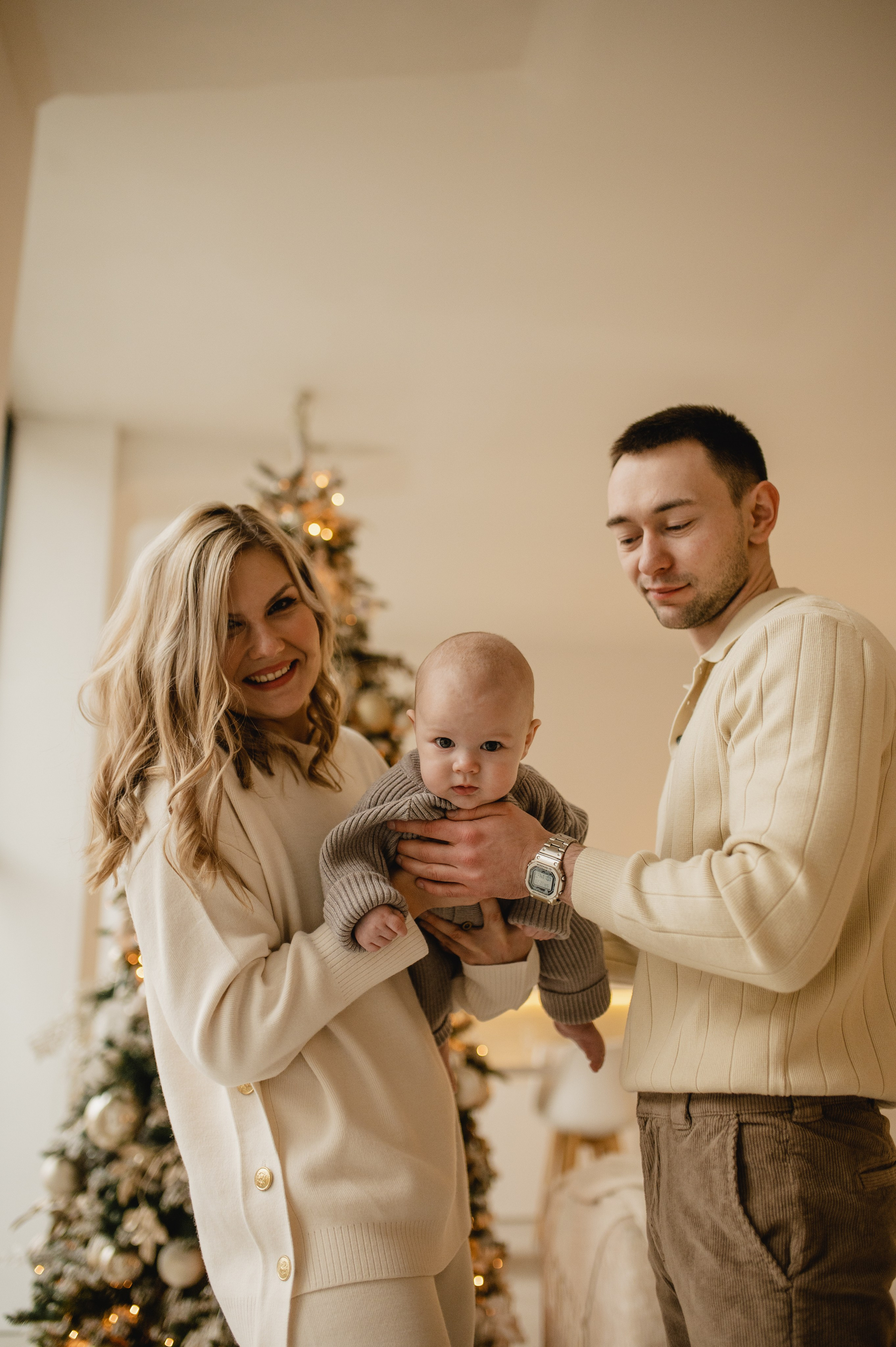 Новогодняя фотосессия в студии с малышом 6 месяцев в Бутово. Семейная фотосессия Бутово Москва фотограф Алина Морщагина