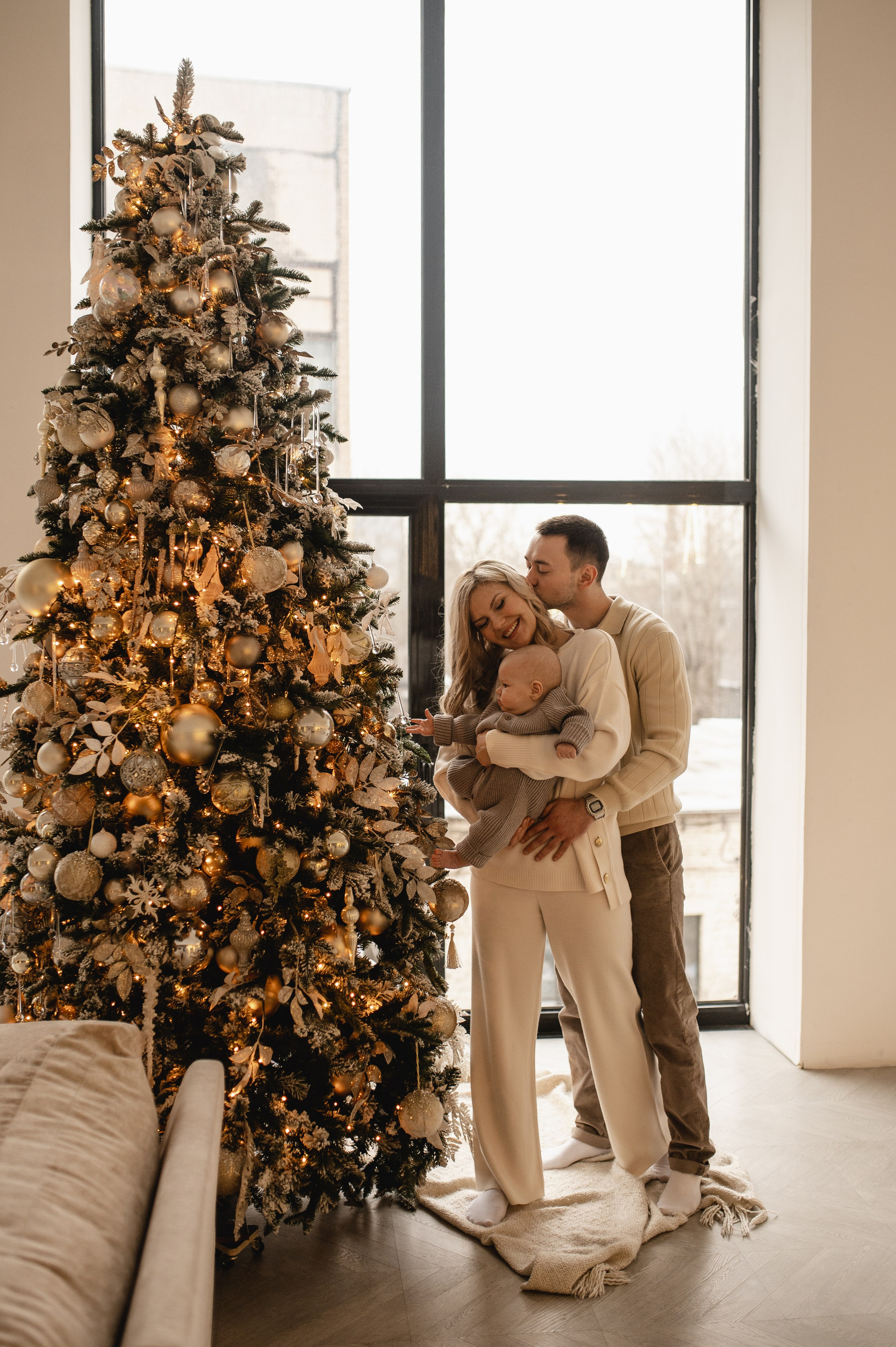 Новогодняя фотосессия в студии с малышом 6 месяцев в Бутово. Семейная фотосессия Бутово Москва фотограф Алина Морщагина