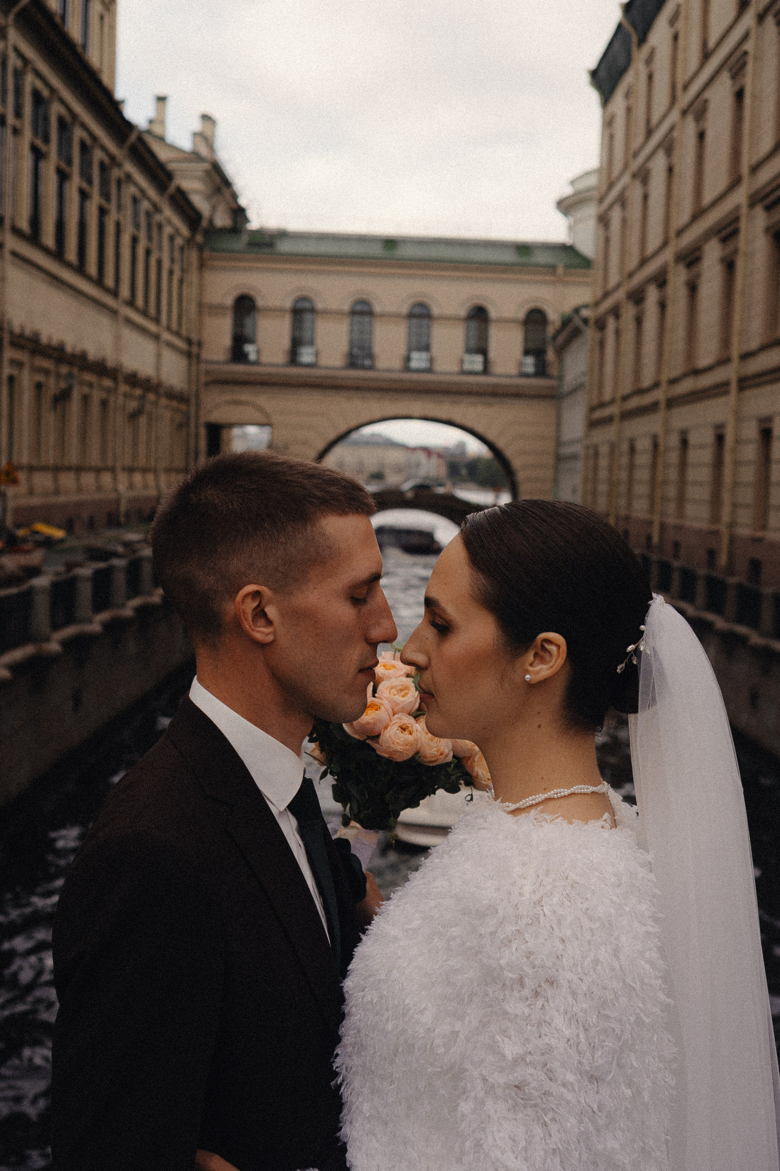 СВАДЕБНАЯ ПРОГУЛКА В САНТК-ПЕТЕРБУРГЕ (ИСАКИЕВСКИЙ СОБОР, ЗИМНЯЯ КАНАВКА, ЭРМИТАЖ И БОЛЬШАЯ МОРСКАЯ УЛИЦА). Профессиональный фотограф, Санкт-Петербург — Виктория Богомолова