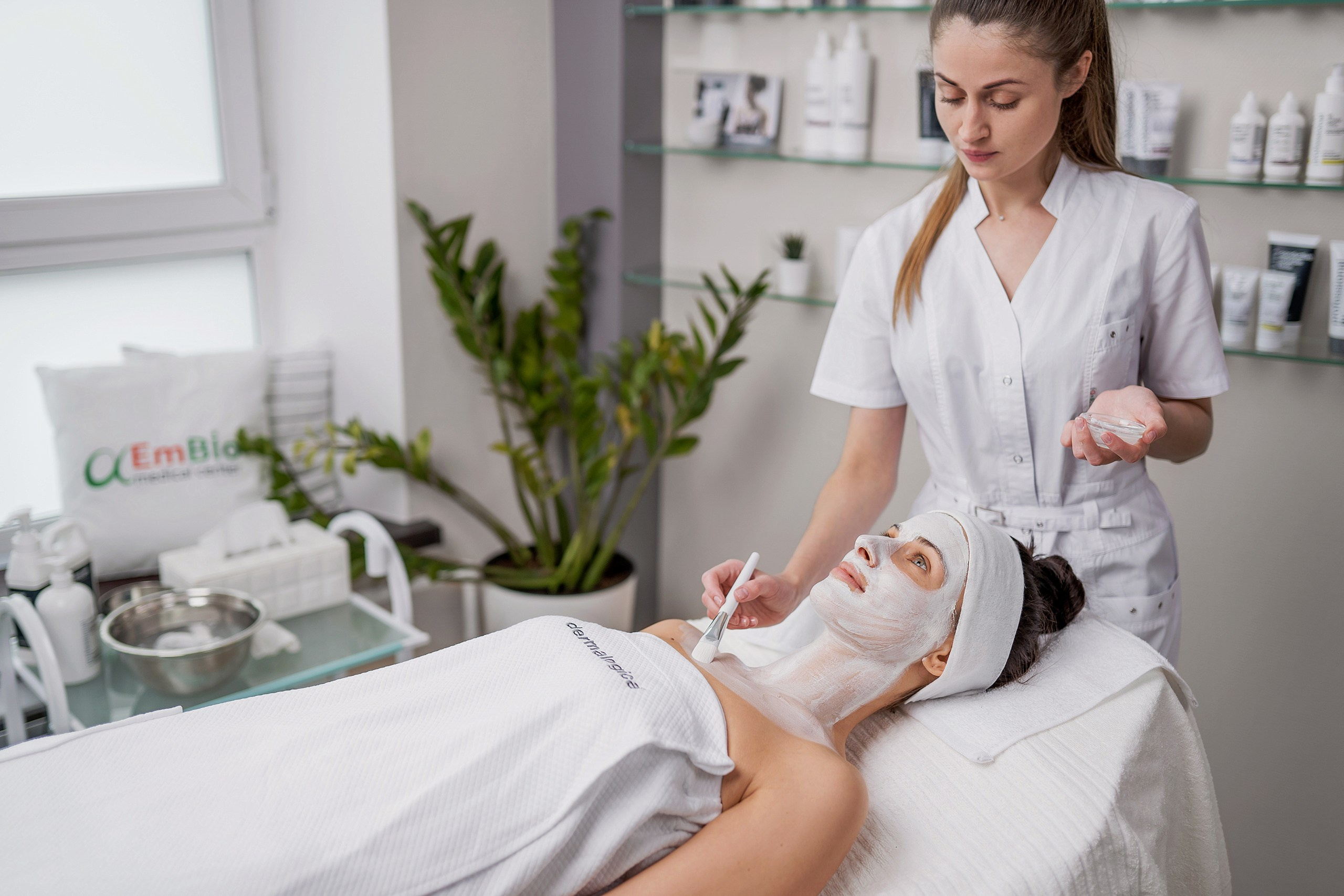 врач косметолого в процессе работы фотосессия