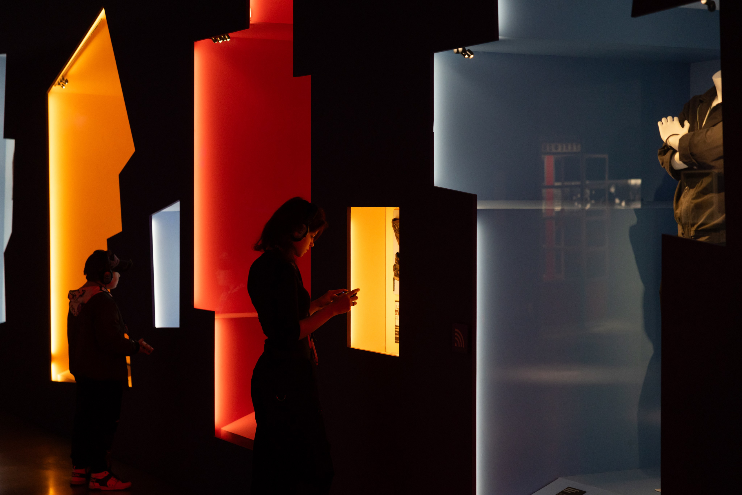 Выставка-байопик «Виктор Цой. Легенда» (10 октября 2025). Репортажный фотограф Алексей Пирязев