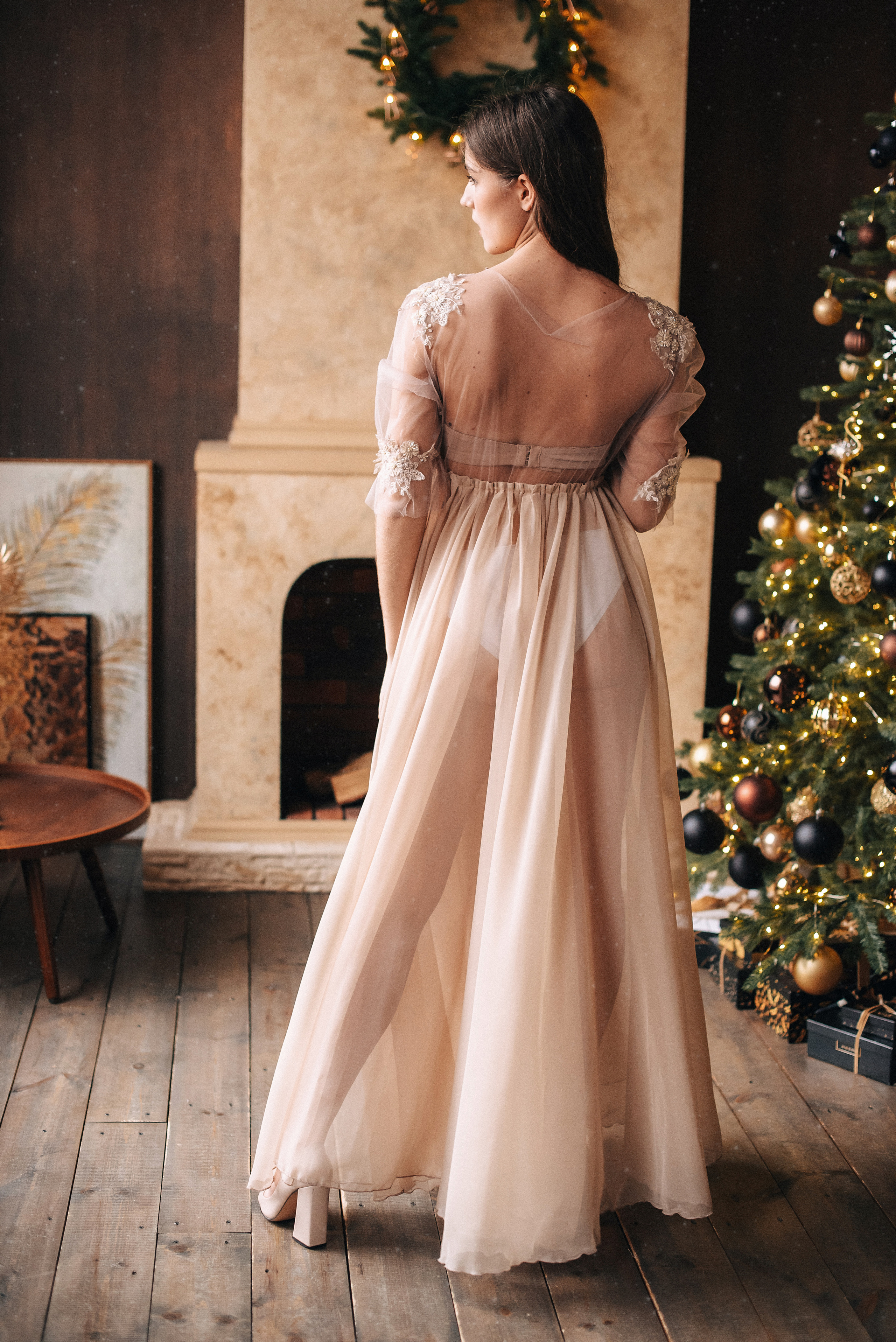 Бежевое будуарное платье с кружевом. Фотостудия «Балкон» — аренда фотостудии в Пензе