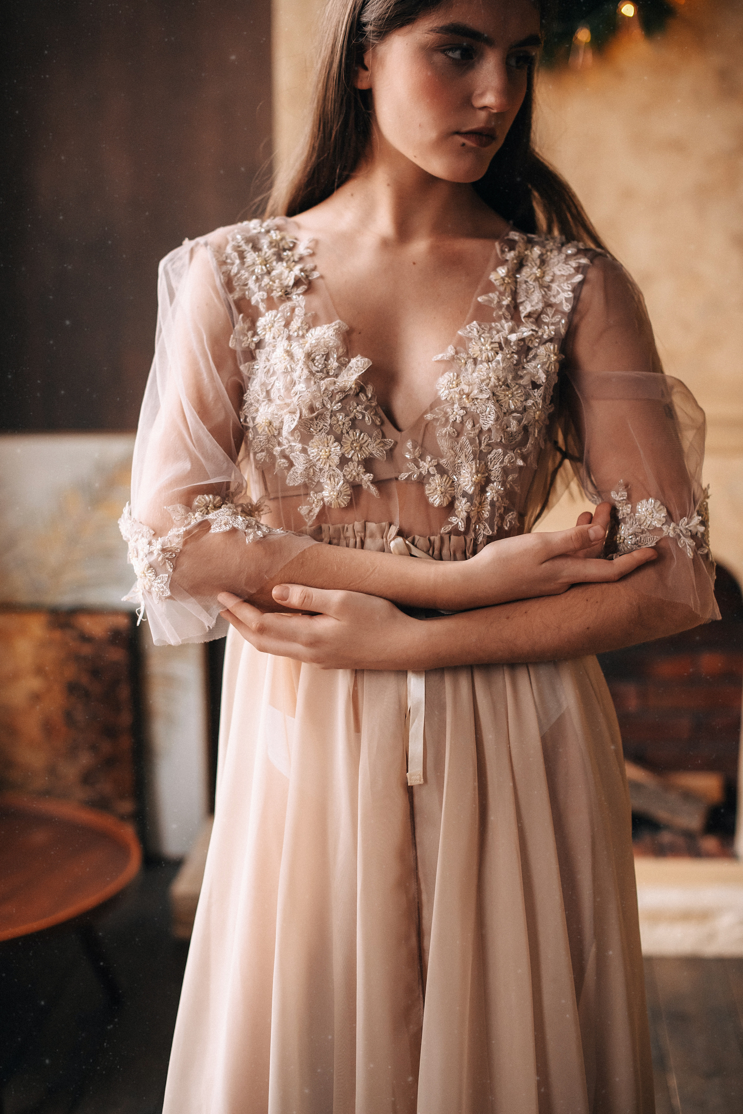 Бежевое будуарное платье с кружевом. Фотостудия «Балкон» — аренда фотостудии в Пензе