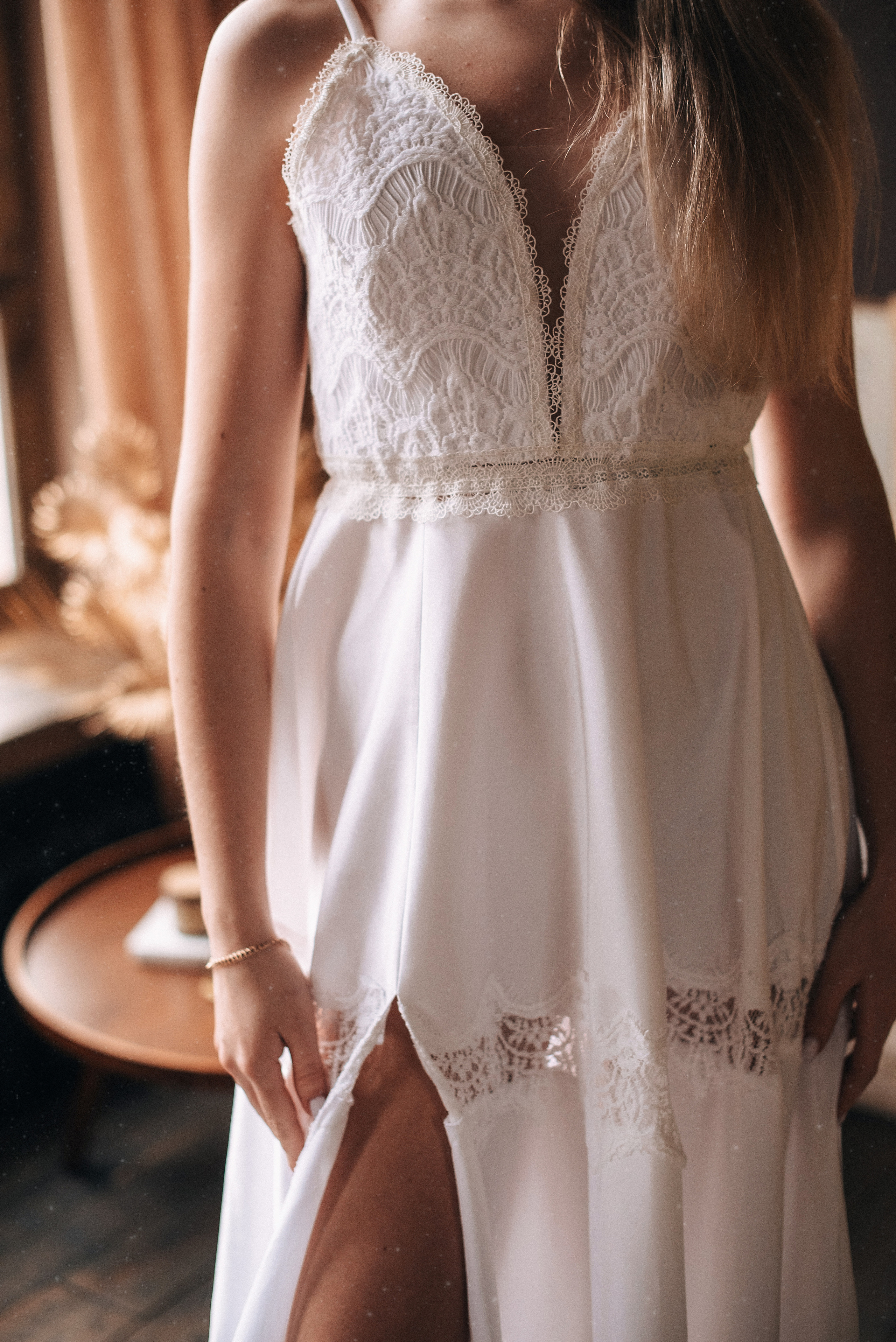 Белое элегантное платье с разрезом. Фотостудия «Балкон» — аренда фотостудии в Пензе