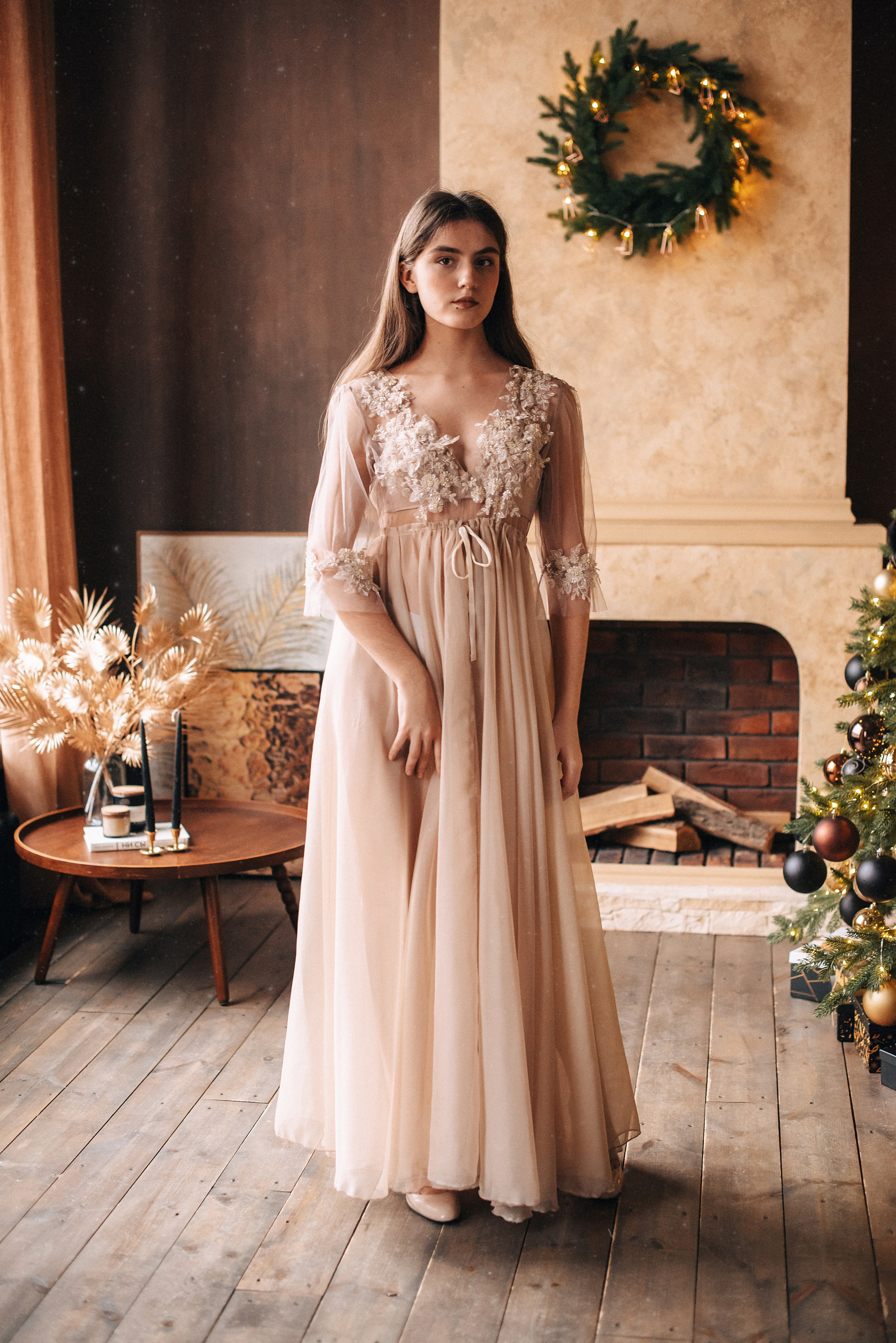 Бежевое будуарное платье с кружевом. Фотостудия «Балкон» — аренда фотостудии в Пензе