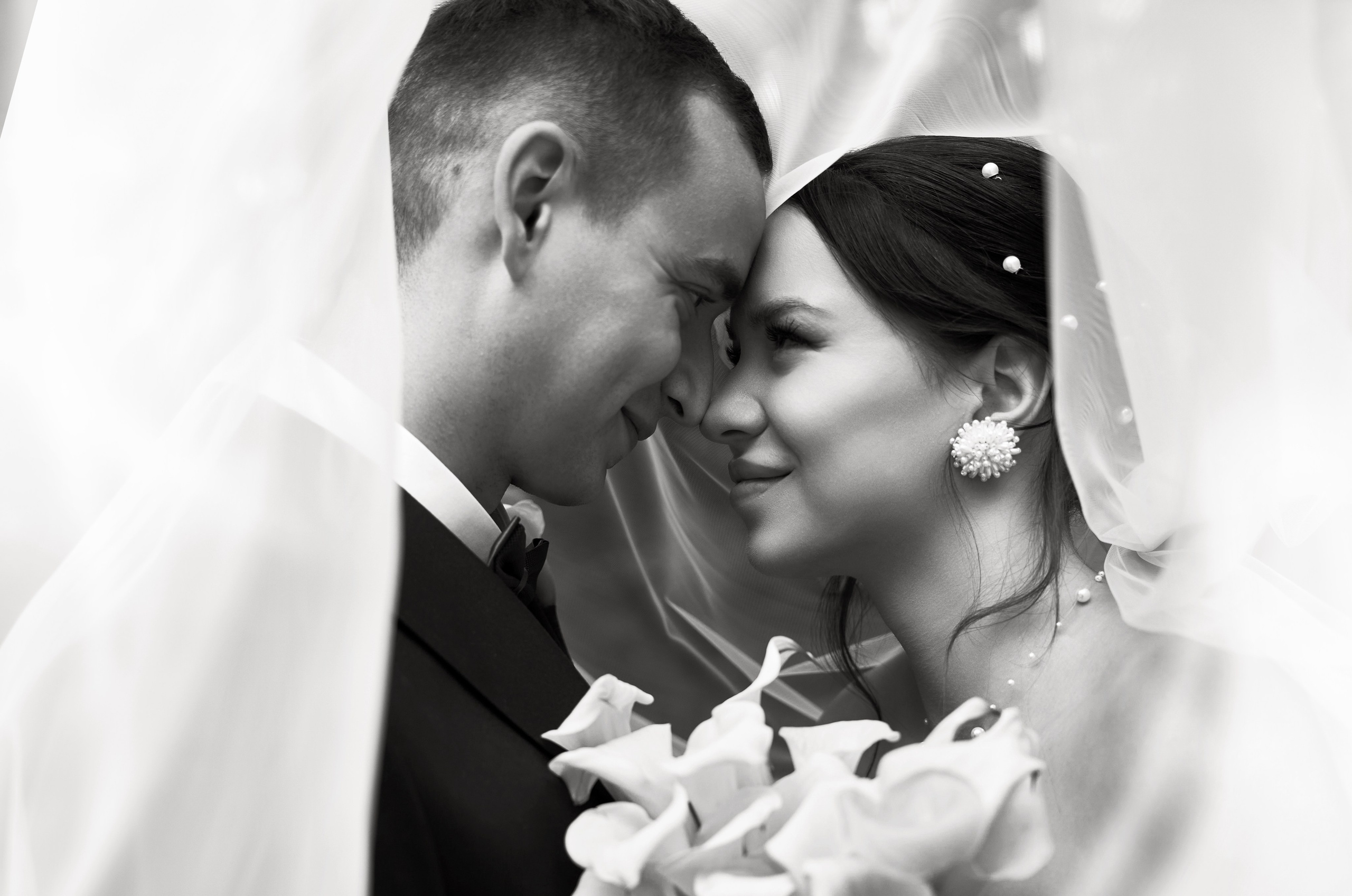 Свадебная фотография. Прогулка. Чёрно-белое.