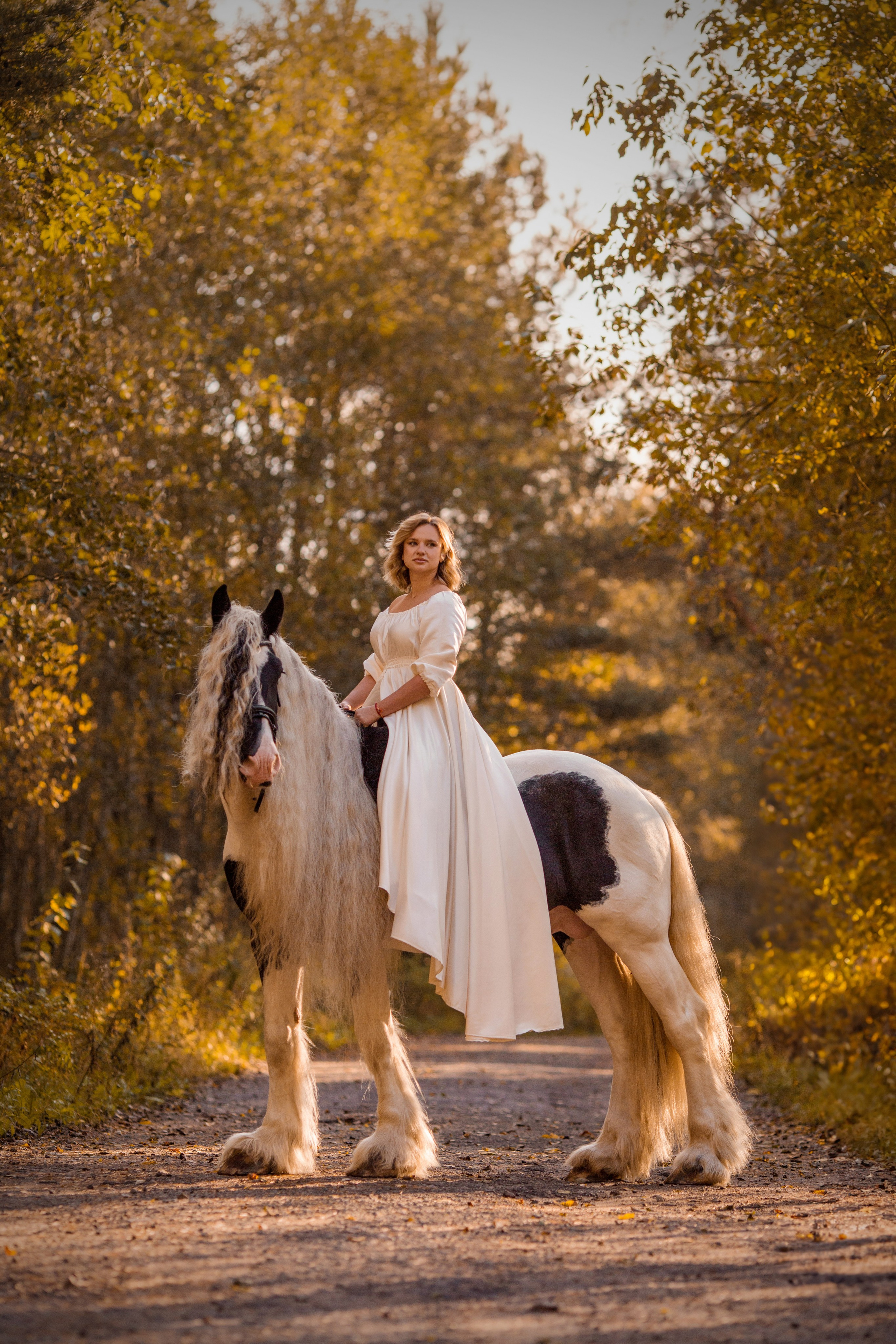 Фотосессия в белом платье в сосновом бору