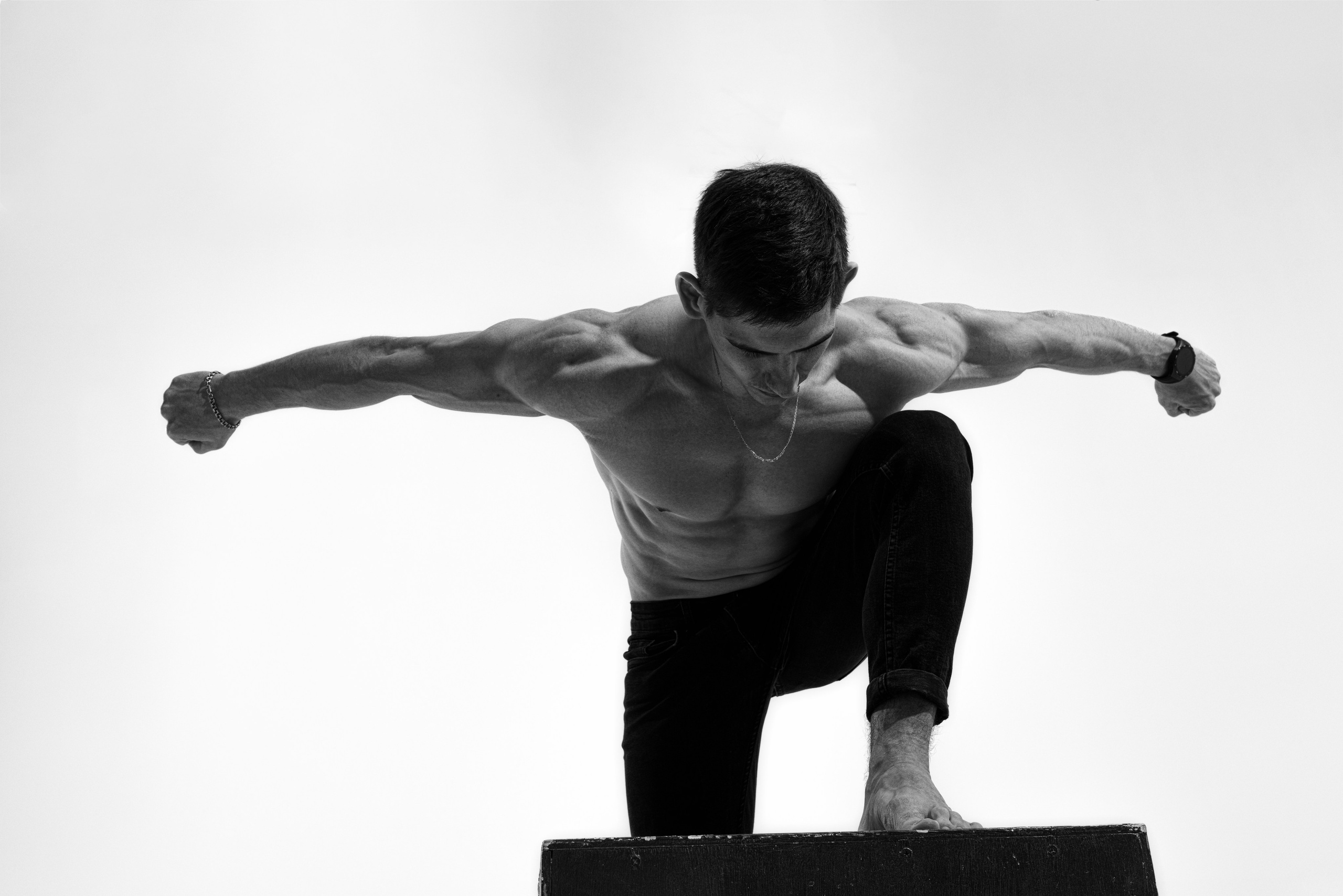 Съемка с Владом на циклораме с импульсным светом для себя и контента. Дмитрий Шульгин, портретный фотограф в Воронеже