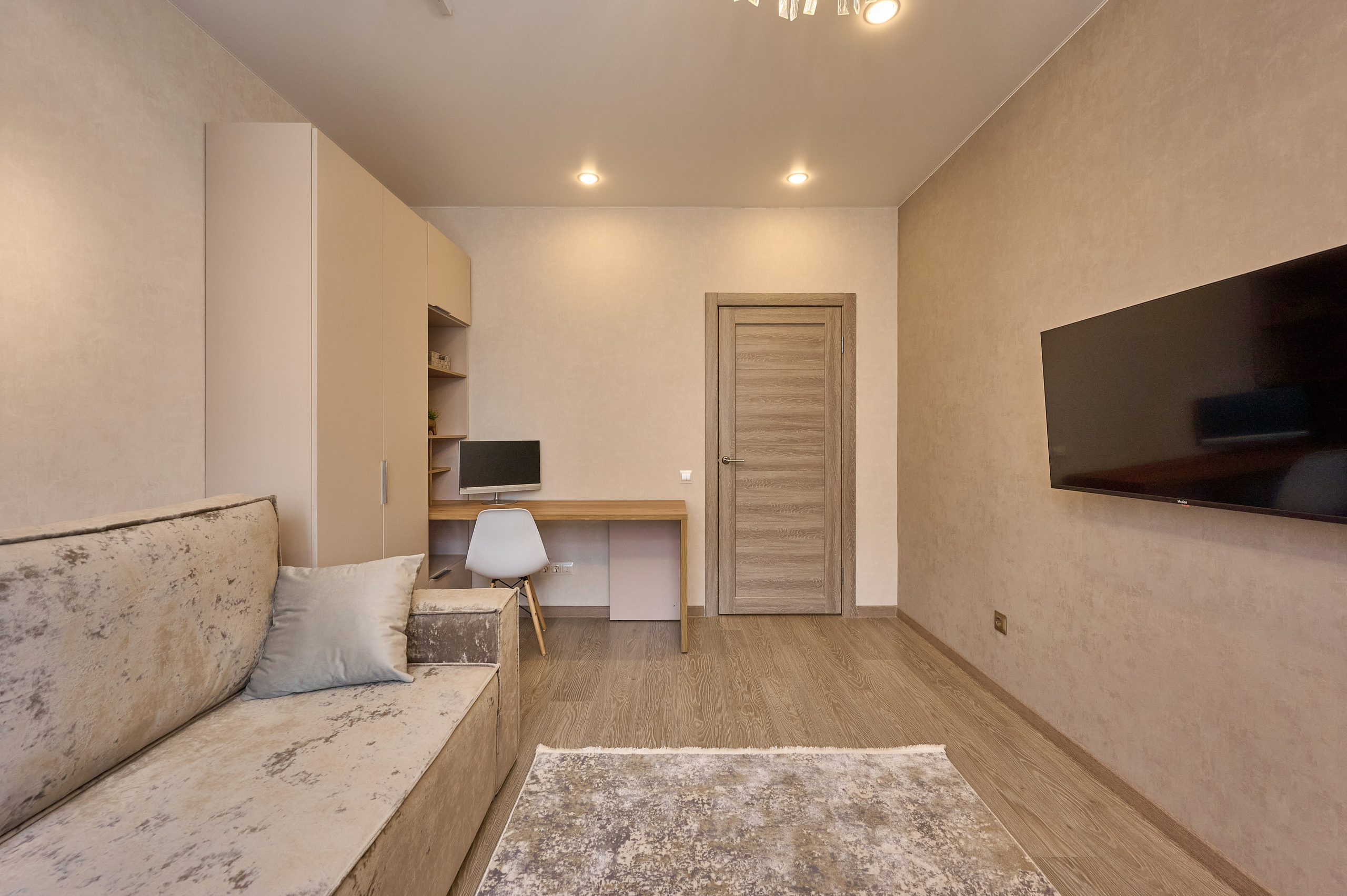 гостиная бежевая бежевый диван бежевый ковер бежевая дверь 