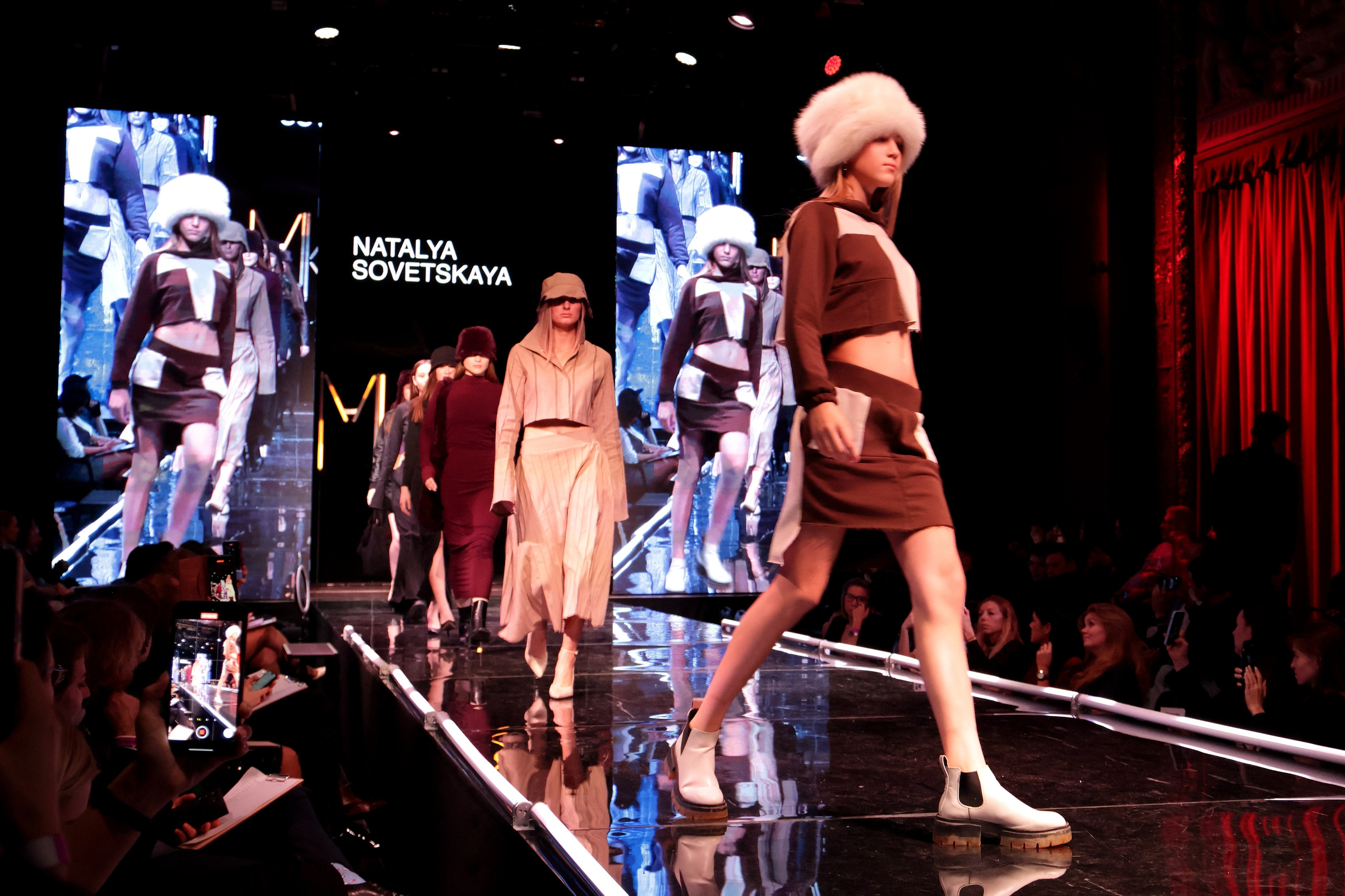 На МКММ  - Международном Конкурсе Молодых Модельеров модели демонстрировали одежду дизайнера Natalya Sovetskaya