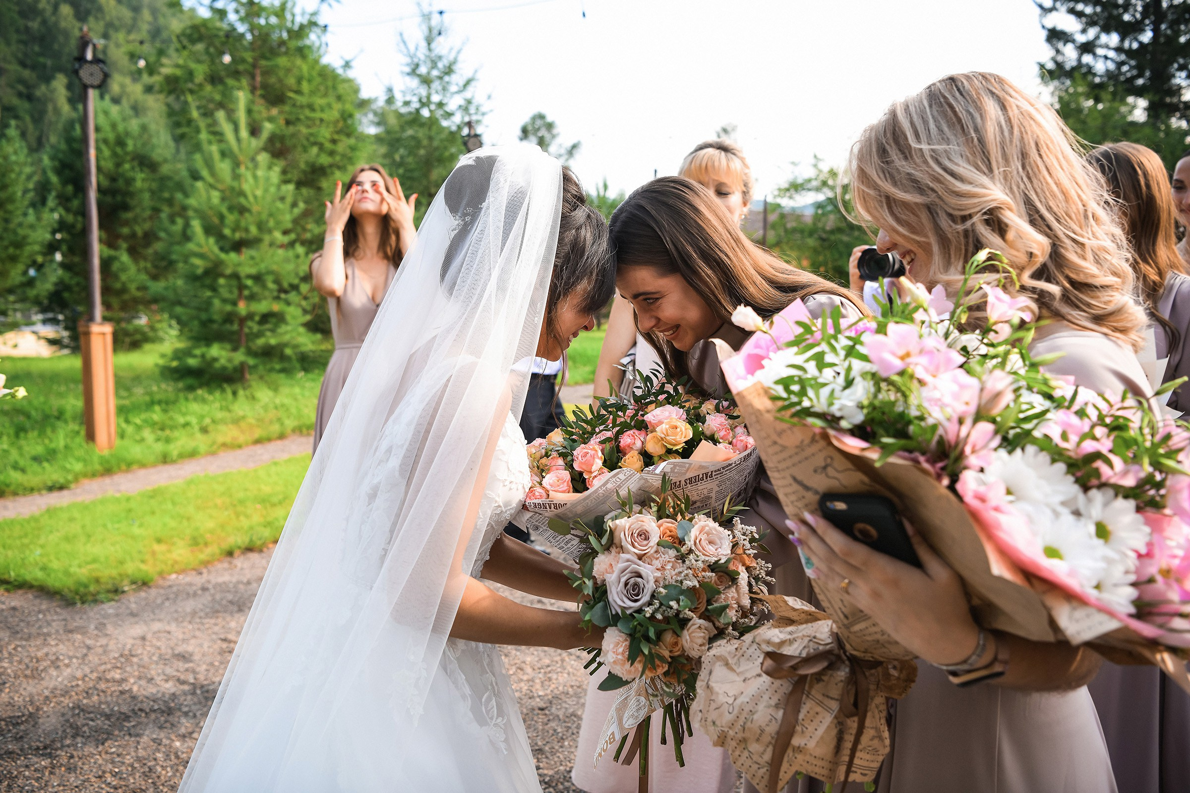 🌄 Демьян и Катя — свадьба в нацпарке "Столбы" | Веселый банкет и эпичные фото на скалах. 📸 Свадебный и семейный фотограф в Красноярске Тихомиров Евгений | 17 лет опыта | 800+ свадеб