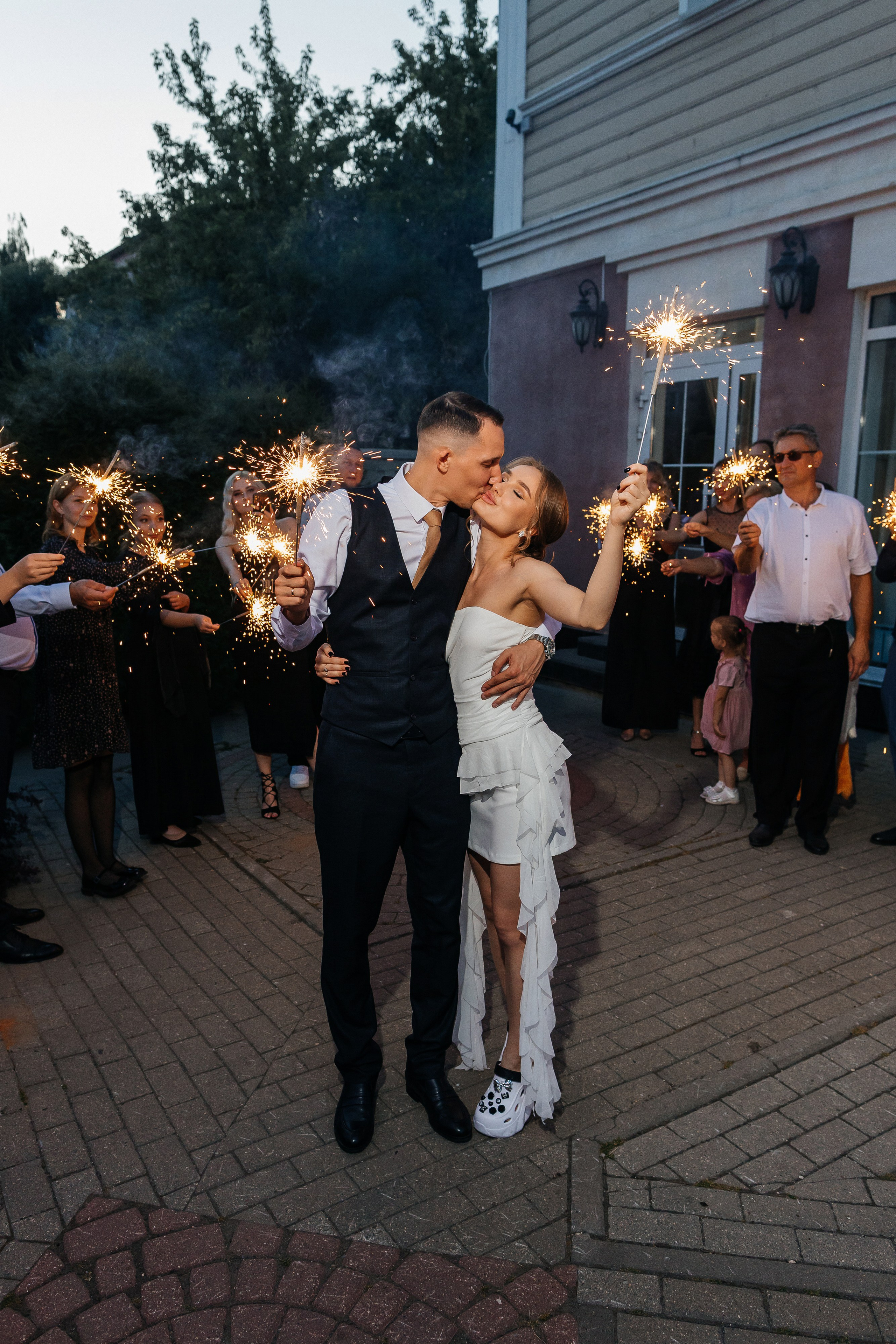 Красивый свадебный ужин в уютном ресторане. Олег Сверчков | Свадебный фотограф Вологда