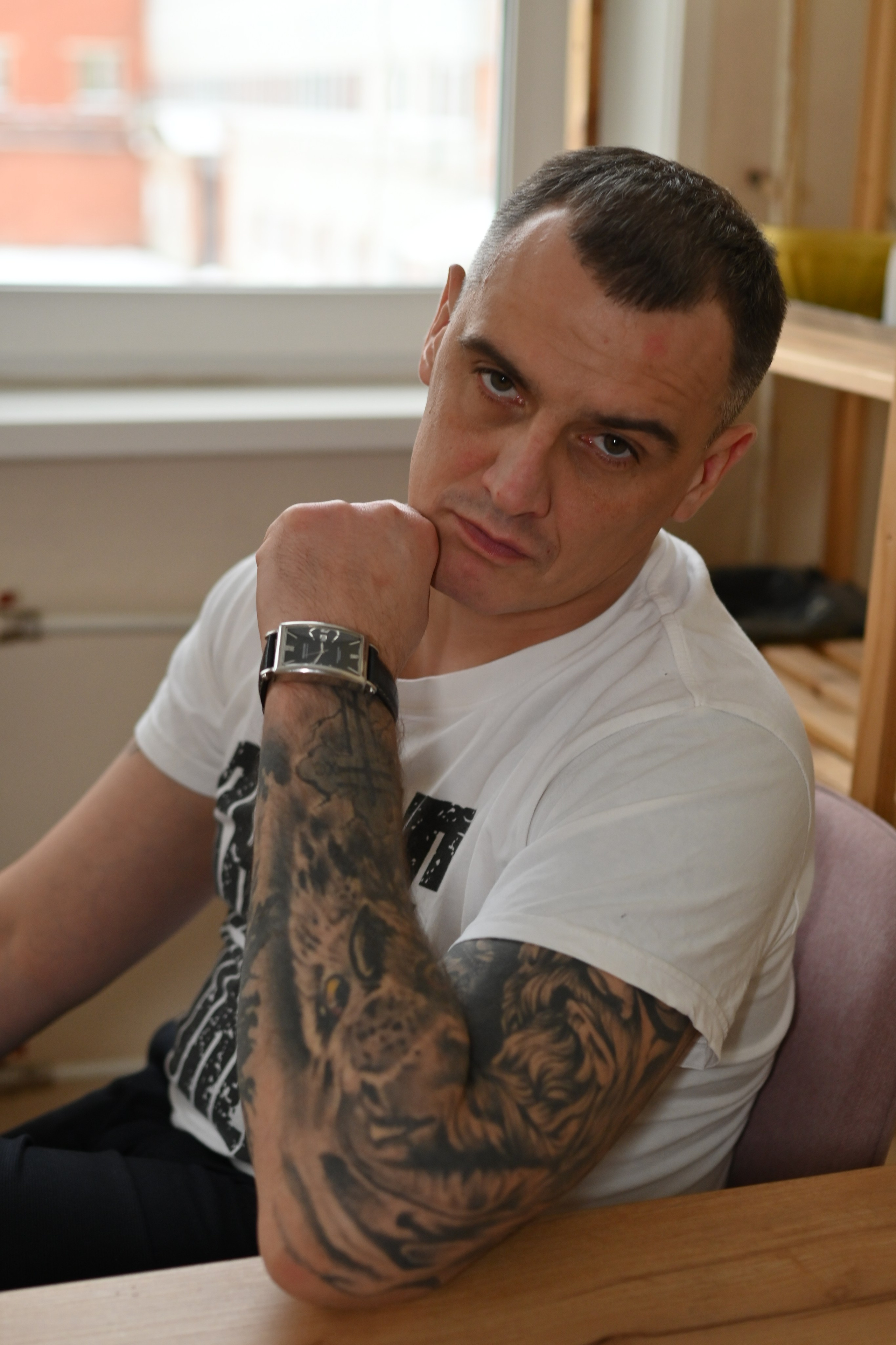 Угол, средний план