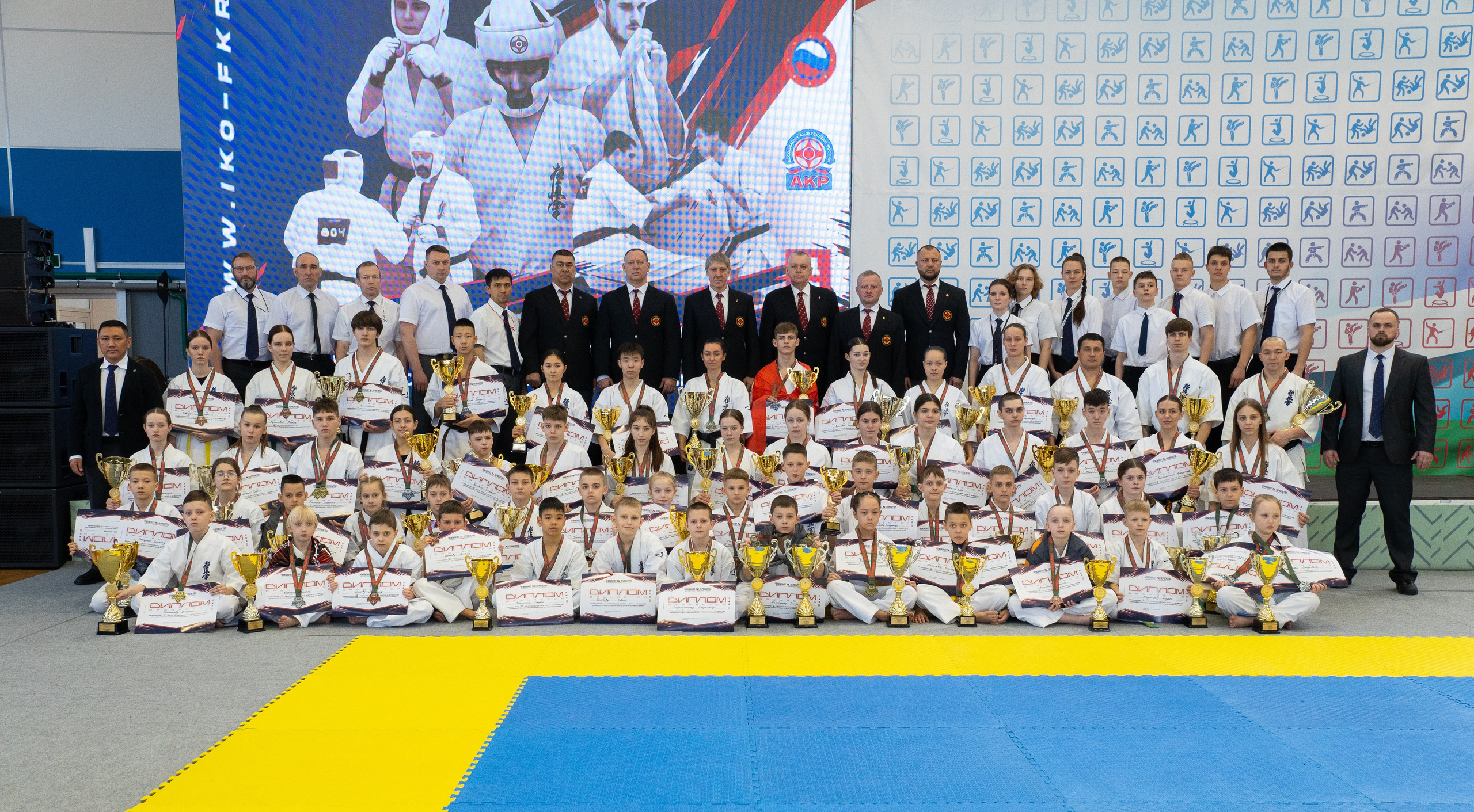 Общее фото призёров турнира по тхэквондо в Хабаровске, снятое репортажным фотографом Дмитрием Дергачёвым