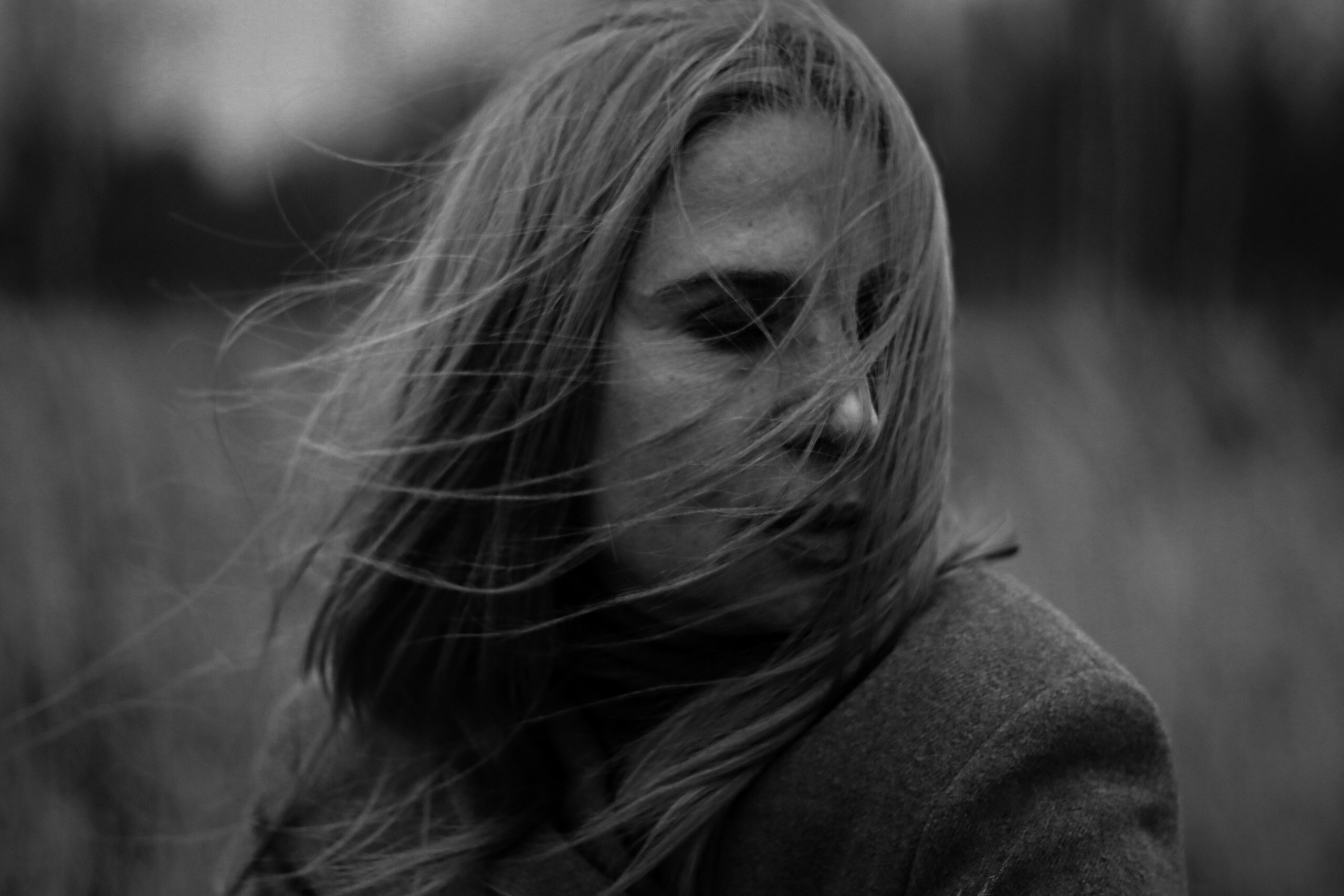 Фотосессия в стиле Питера Линдберга в поле