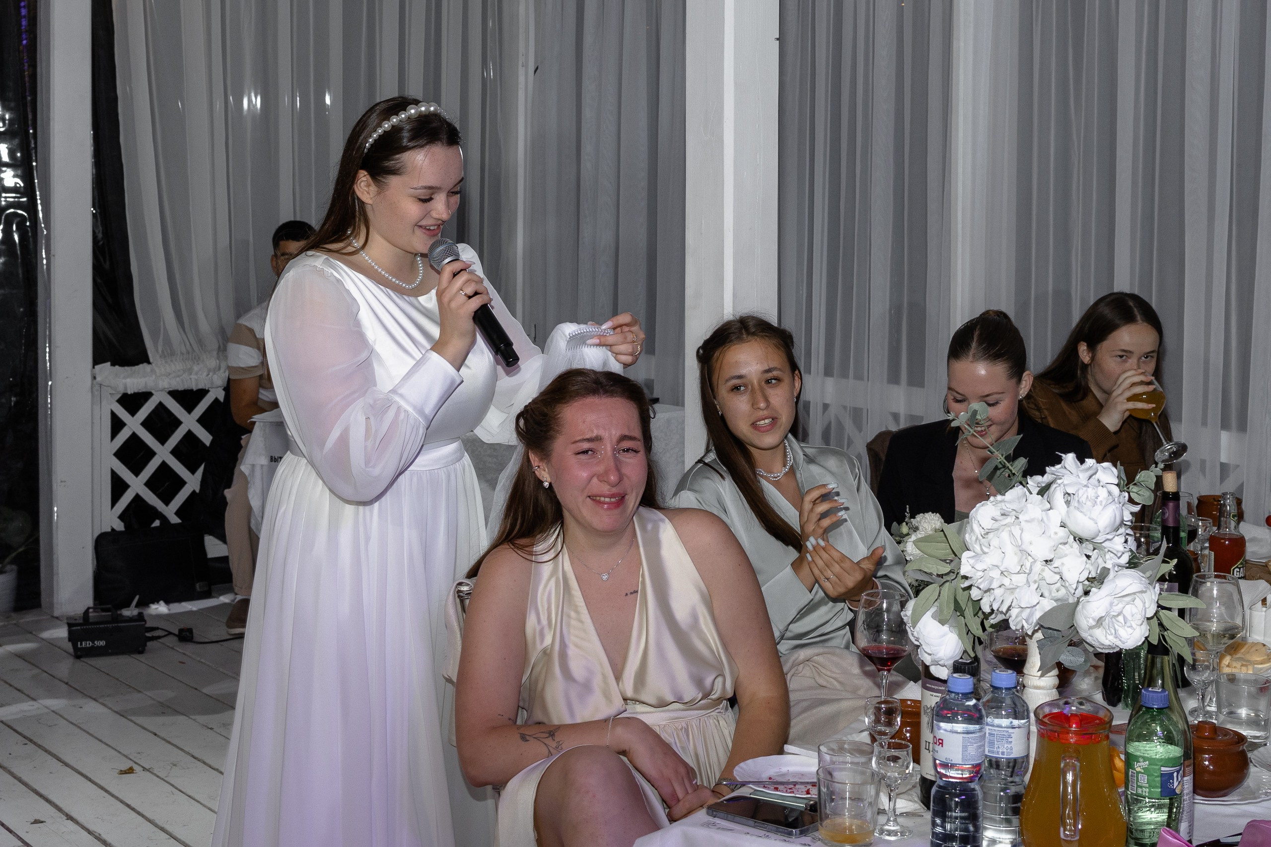 Невеста дарит фату своей подружке