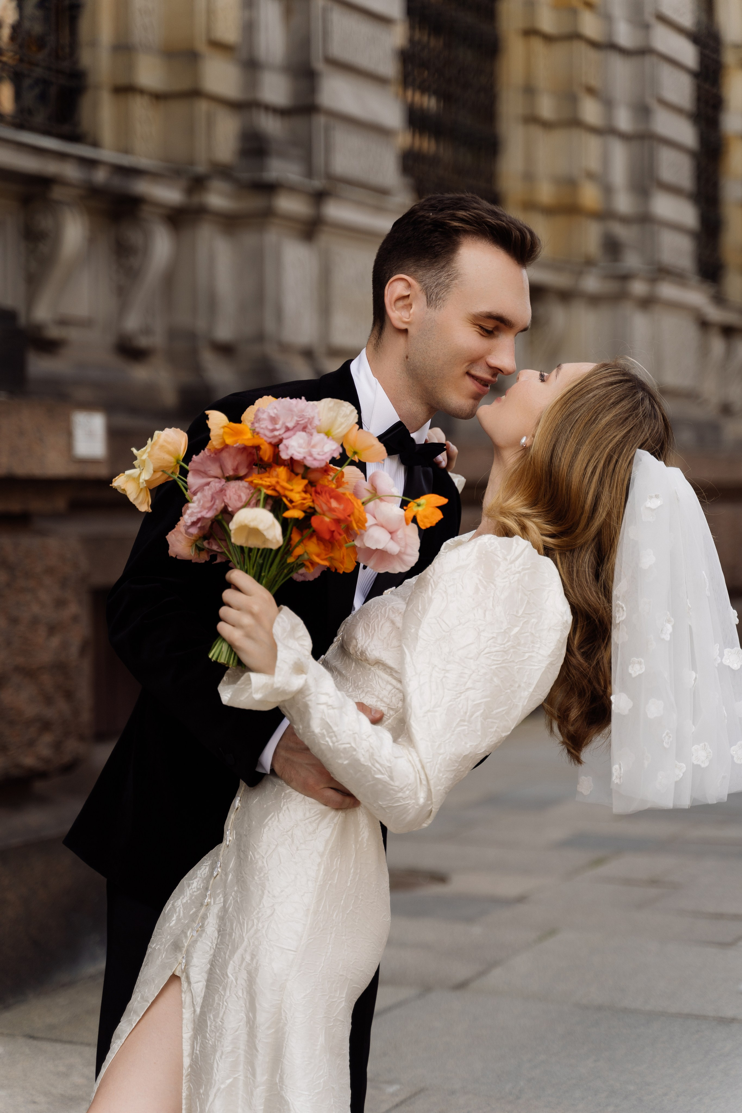 Камерная свадьба на фонтанке в сезонах. Свадебный фотограф организатор в Санкт-Петербурге Ассоль Опарина