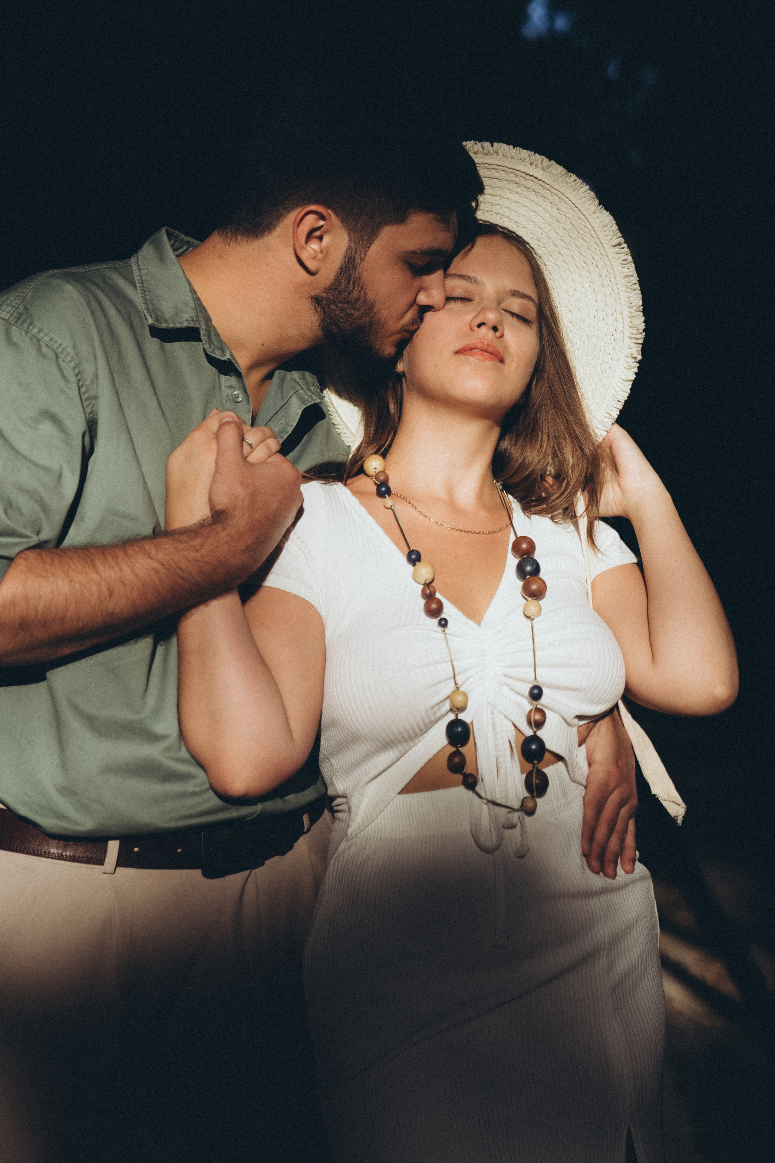 молодые влюбленные обнимаются