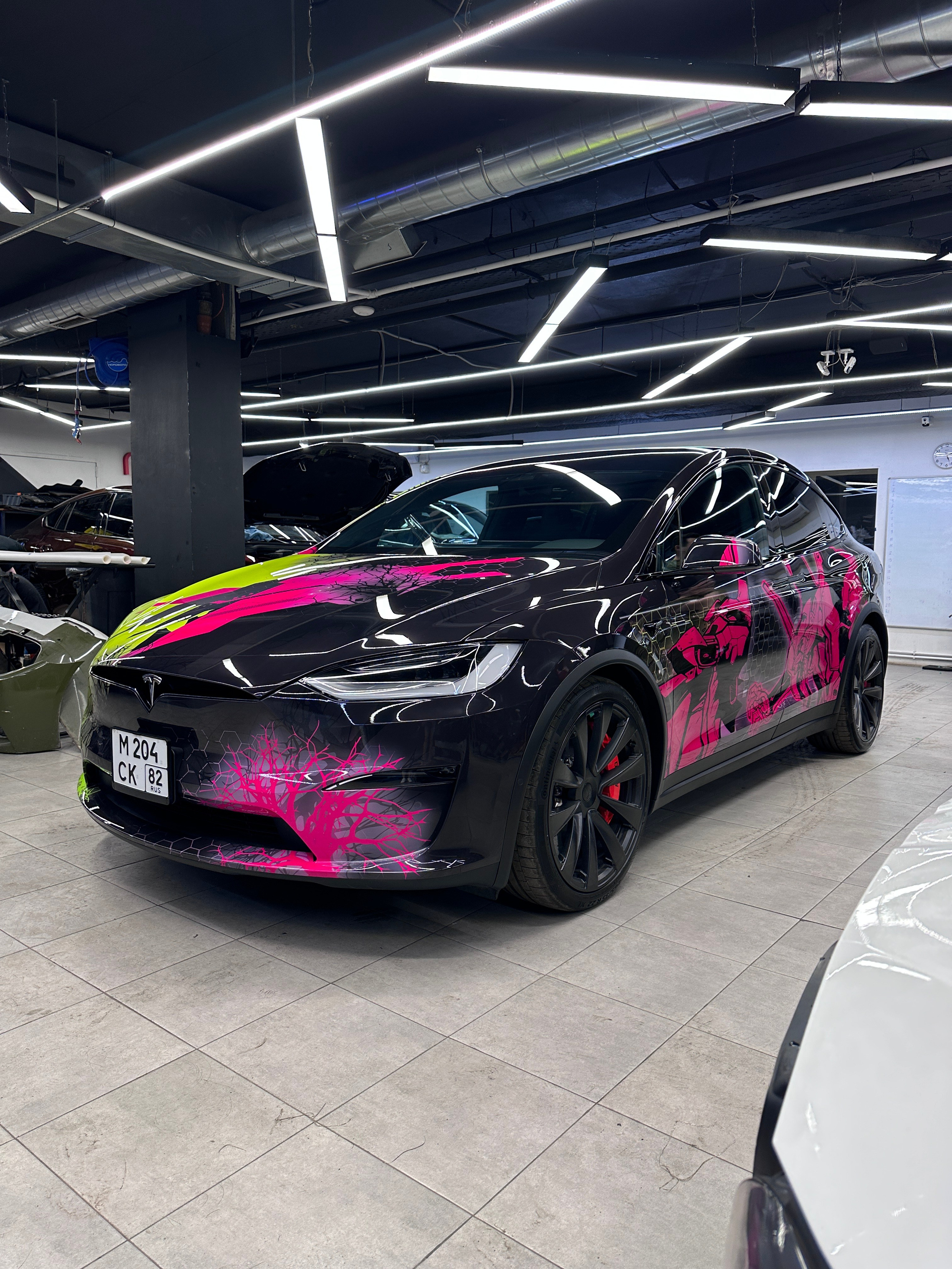 Винилография на Tesla Model S Plaid. Студия дизайна и оклейки авто Barmaley Design