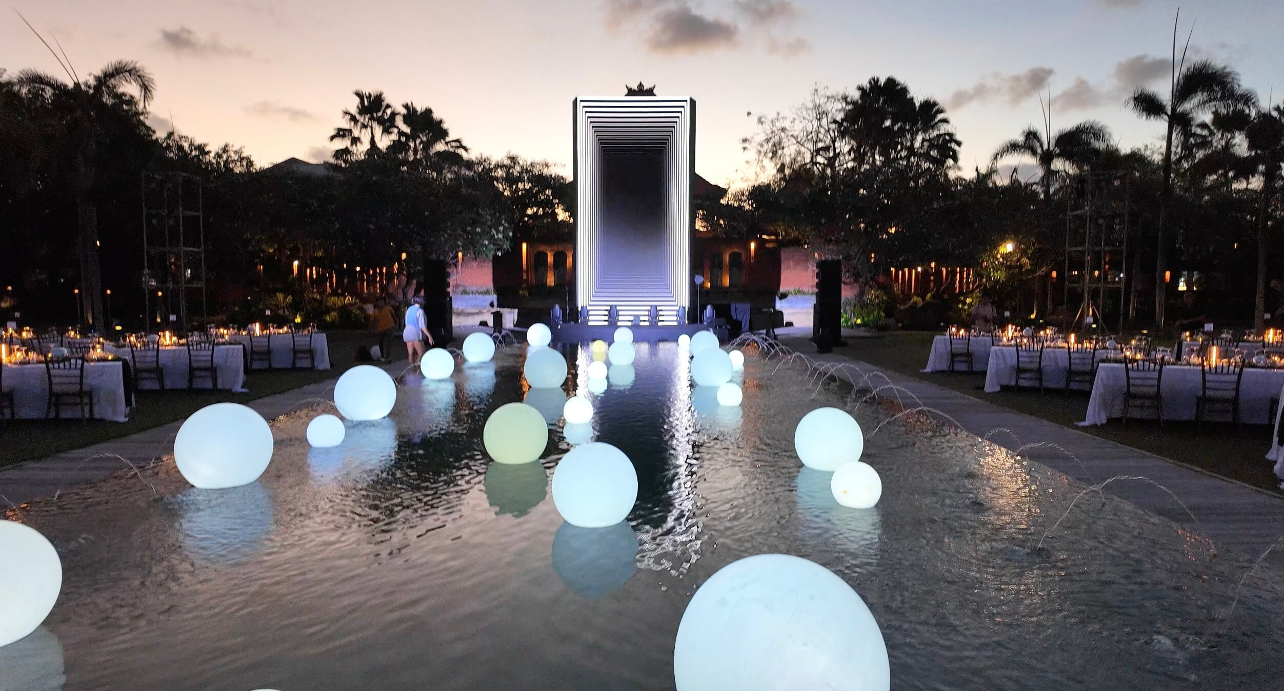 Организация мероприятий на Бали: бизнес-ужин, конференций, гала-ужинов. Аренда сценического оборудования,  светодиодных экранов, видеопродакшн, работа звукорежиссеров, инженеров и художников по свету.