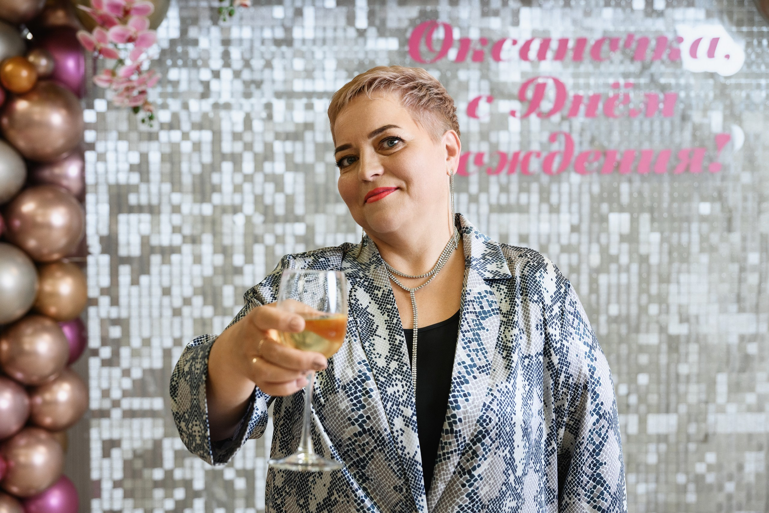 Фотосъемка юбилея в Петропавловске-Камчатском, Юбилейная фотосессия в Петропавловске-Камчатском, Торжественная съемка юбилея в ресторане Петропавловска-Камчатского, Эмоциональные кадры с семейного праздника в Петропавловске-Камчатском, Профессиональная съемка юбилейных мероприятий в Петропавловске-Камчатском.