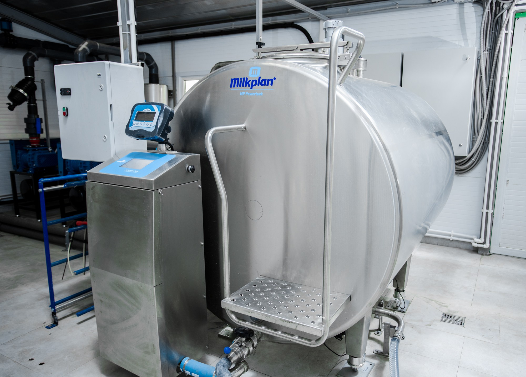 Оборудование хранения молока. Репортажный, промышленный и маркетплейс-фотограф Дмитрий Чернат