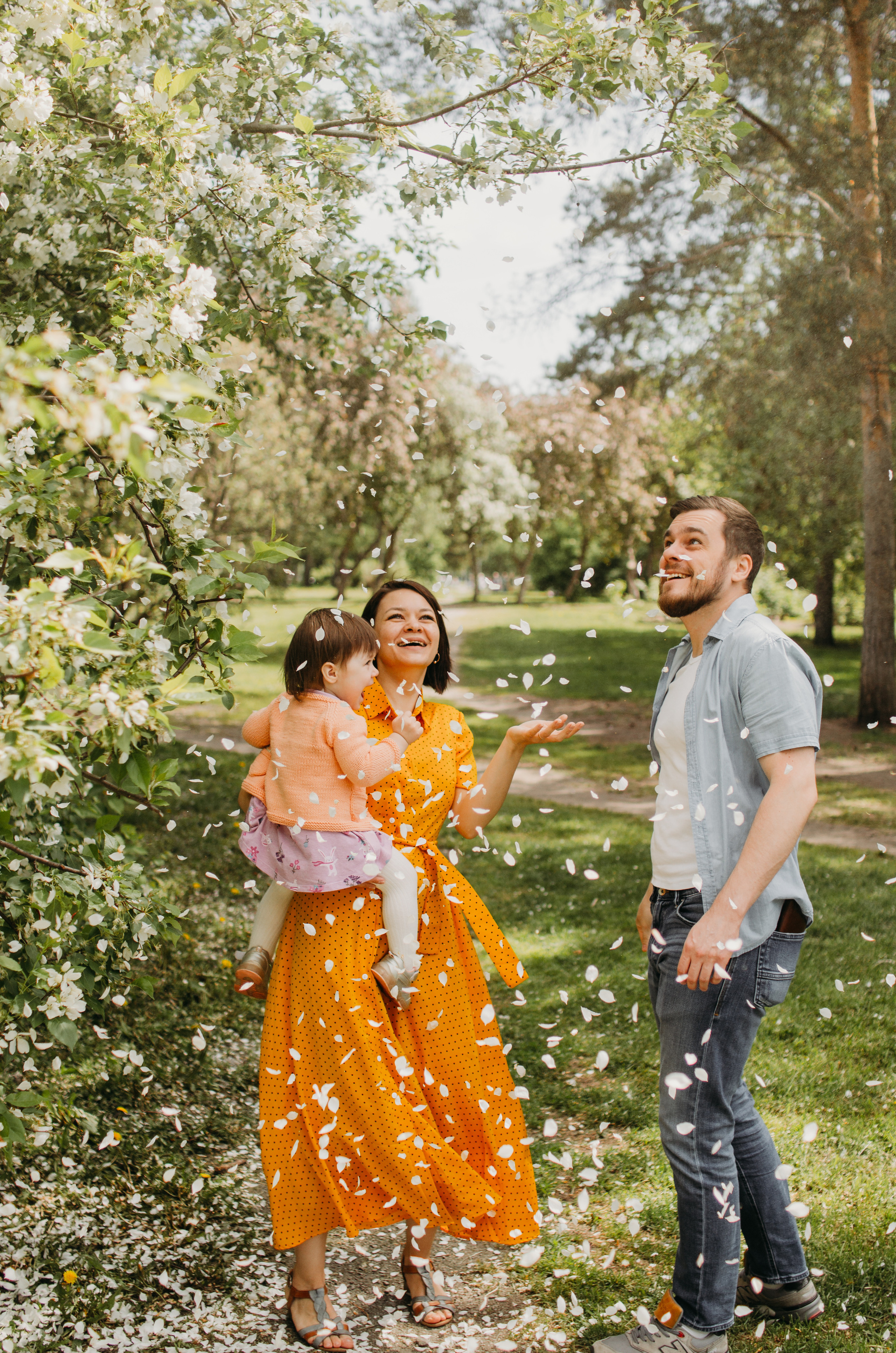 «Смотри, Поля, дождь из цветочков.». Семейный фотограф в Екатеринбурге Всеволод и Марина Пономаревы