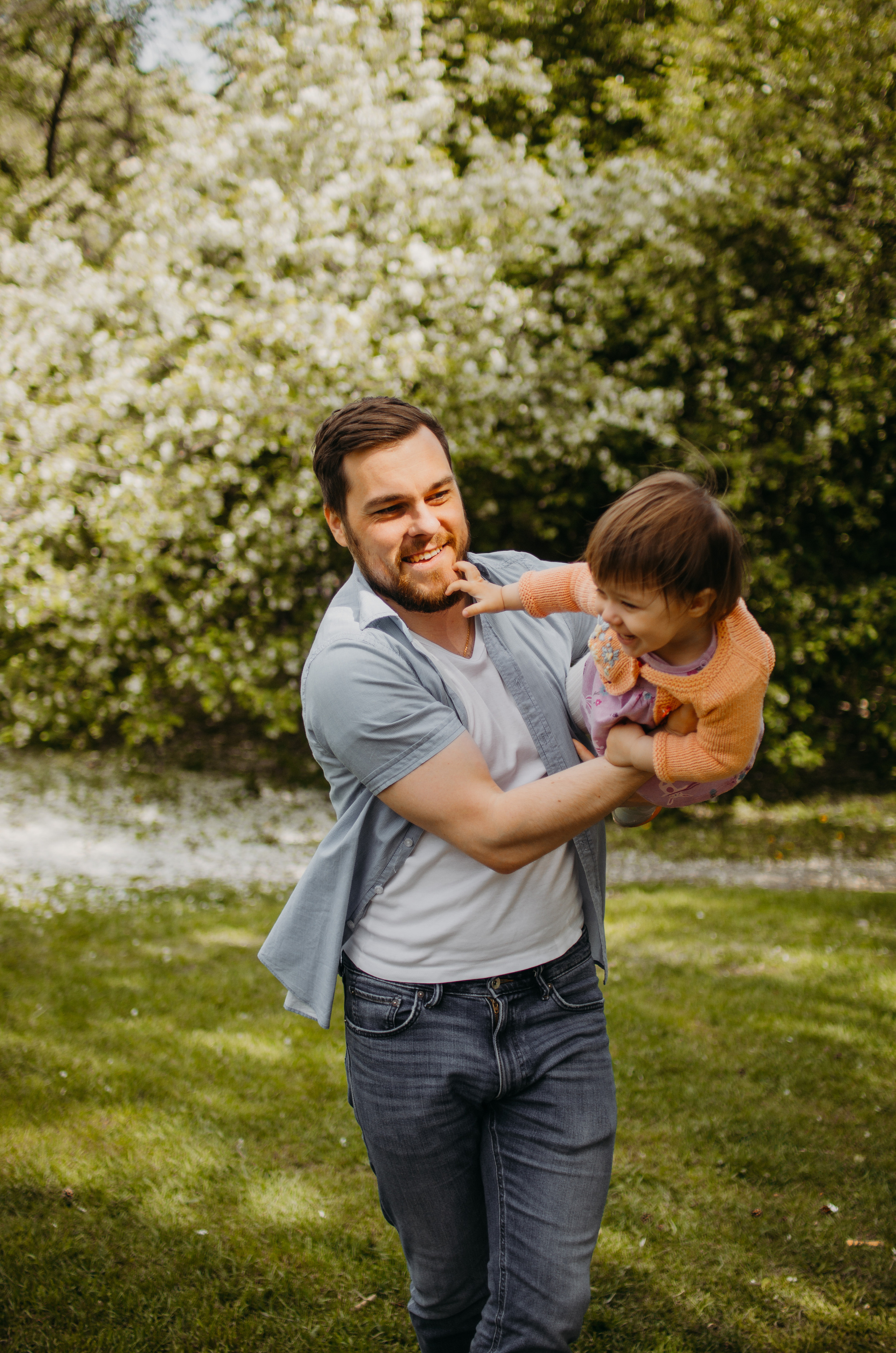 «Смотри, Поля, дождь из цветочков.». Семейный фотограф в Екатеринбурге Всеволод и Марина Пономаревы
