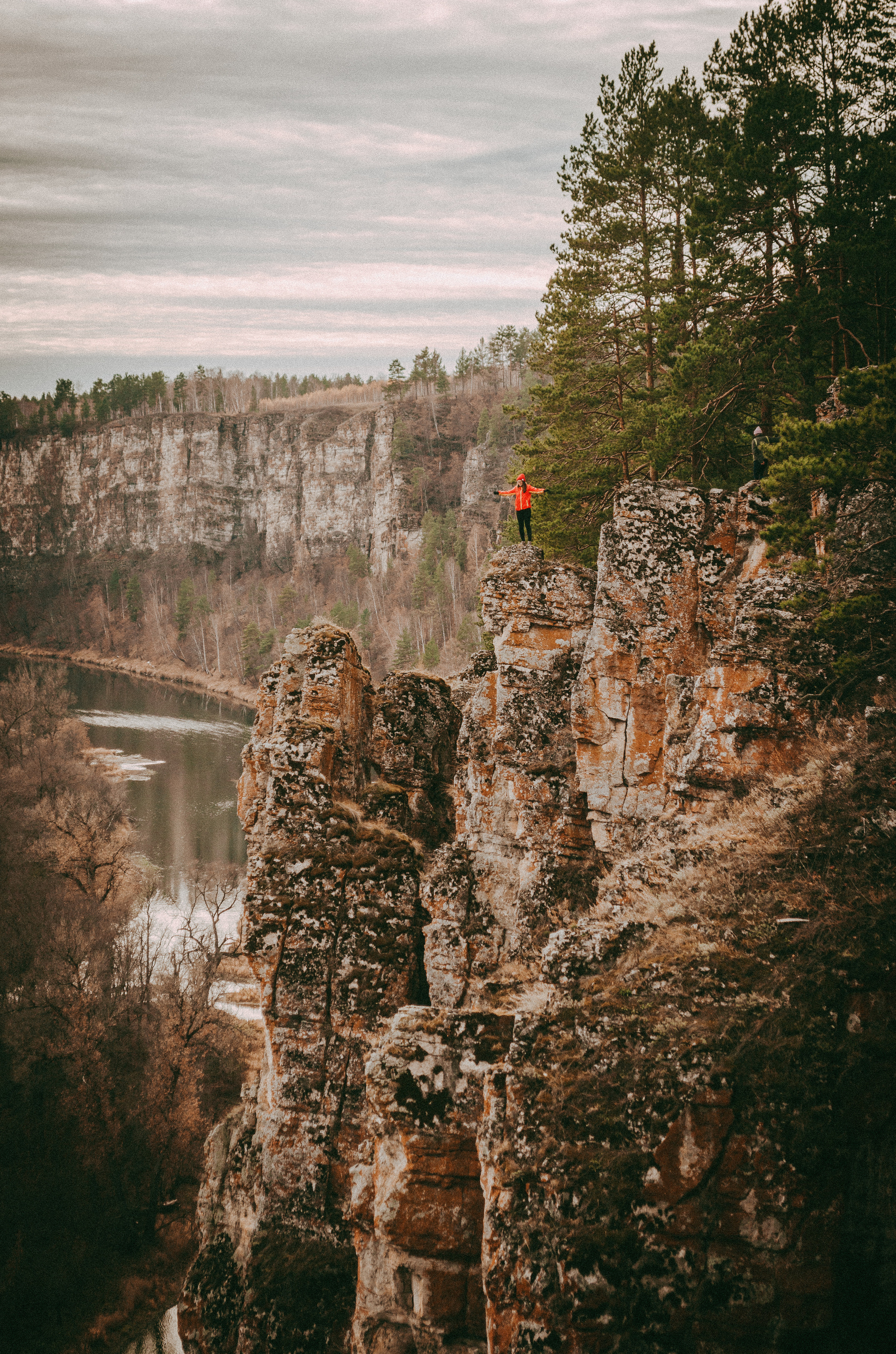 Утёсы реки Юрузань. 17 октябрь, 2021. Семейный фотограф в Екатеринбурге Всеволод и Марина Пономаревы