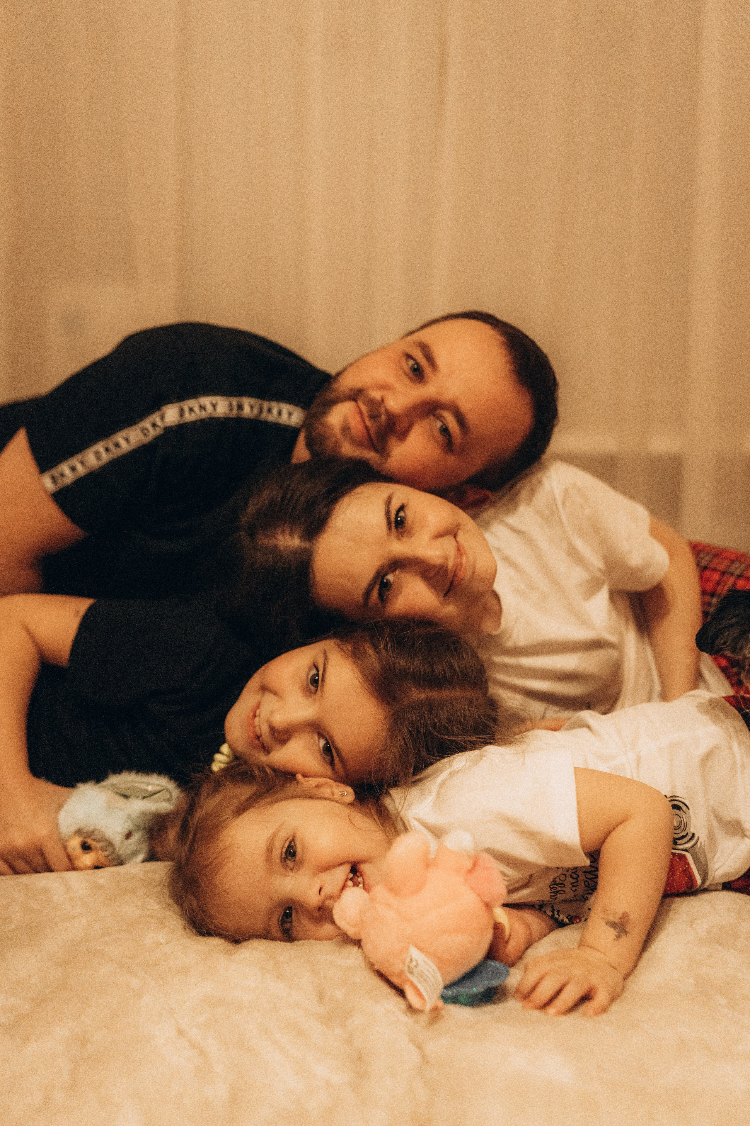 Домашняя зимняя вечерняя съемка с семьей. Семейный фотограф Егор Веденин