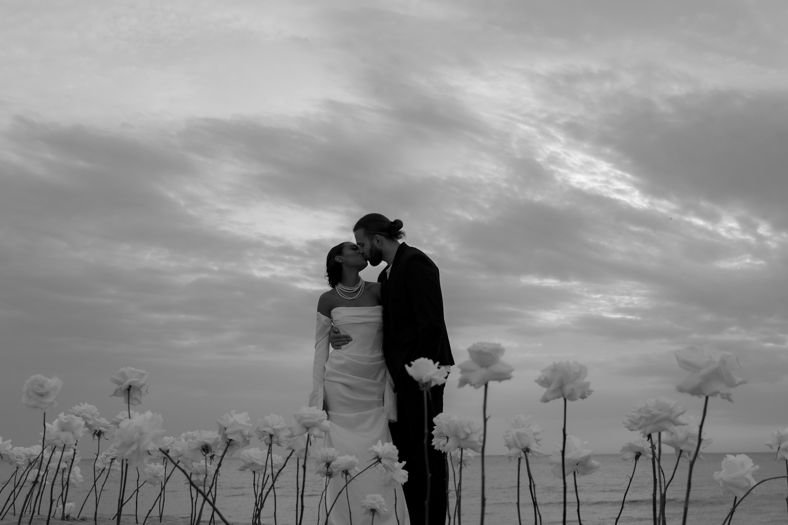 Выездная регистрация на море с белыми розами. Свадебный фотограф Калининград