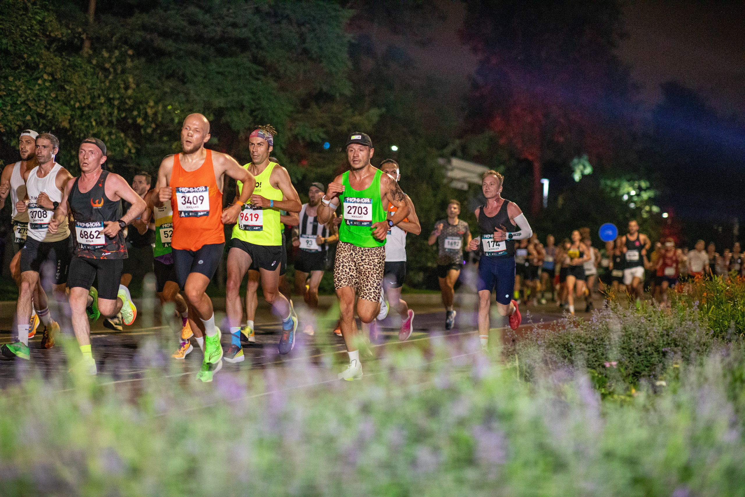 Ночной забег в ленте фотографий бегунов 03.08.24. Фотограф Сергей Ловкий