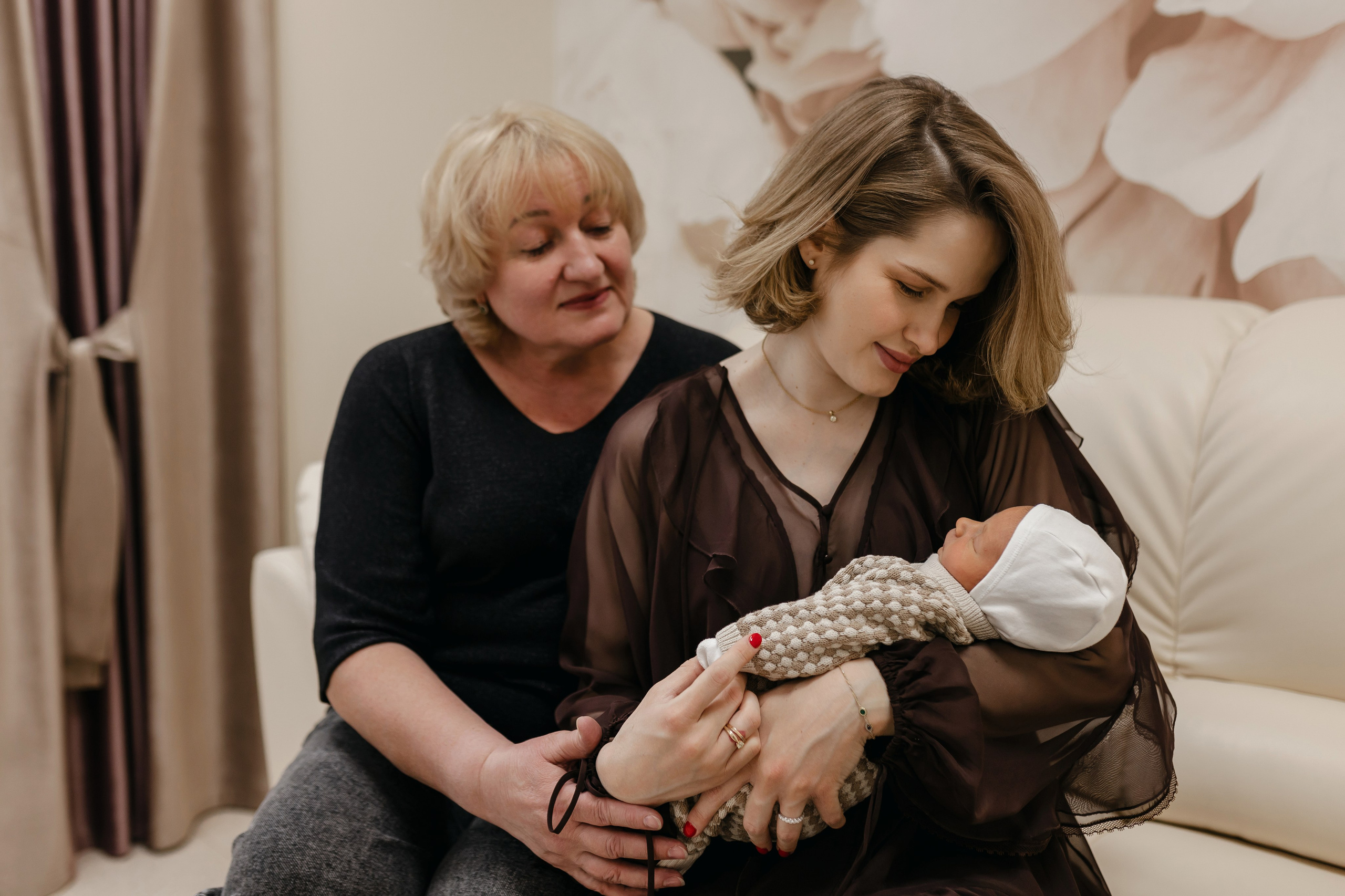 Фотограф на выписку из роддома в Краснодаре, выписка из Екатерининского роддома, фотограф Яна Морева. Семейный фотограф в Краснодаре Яна Морева