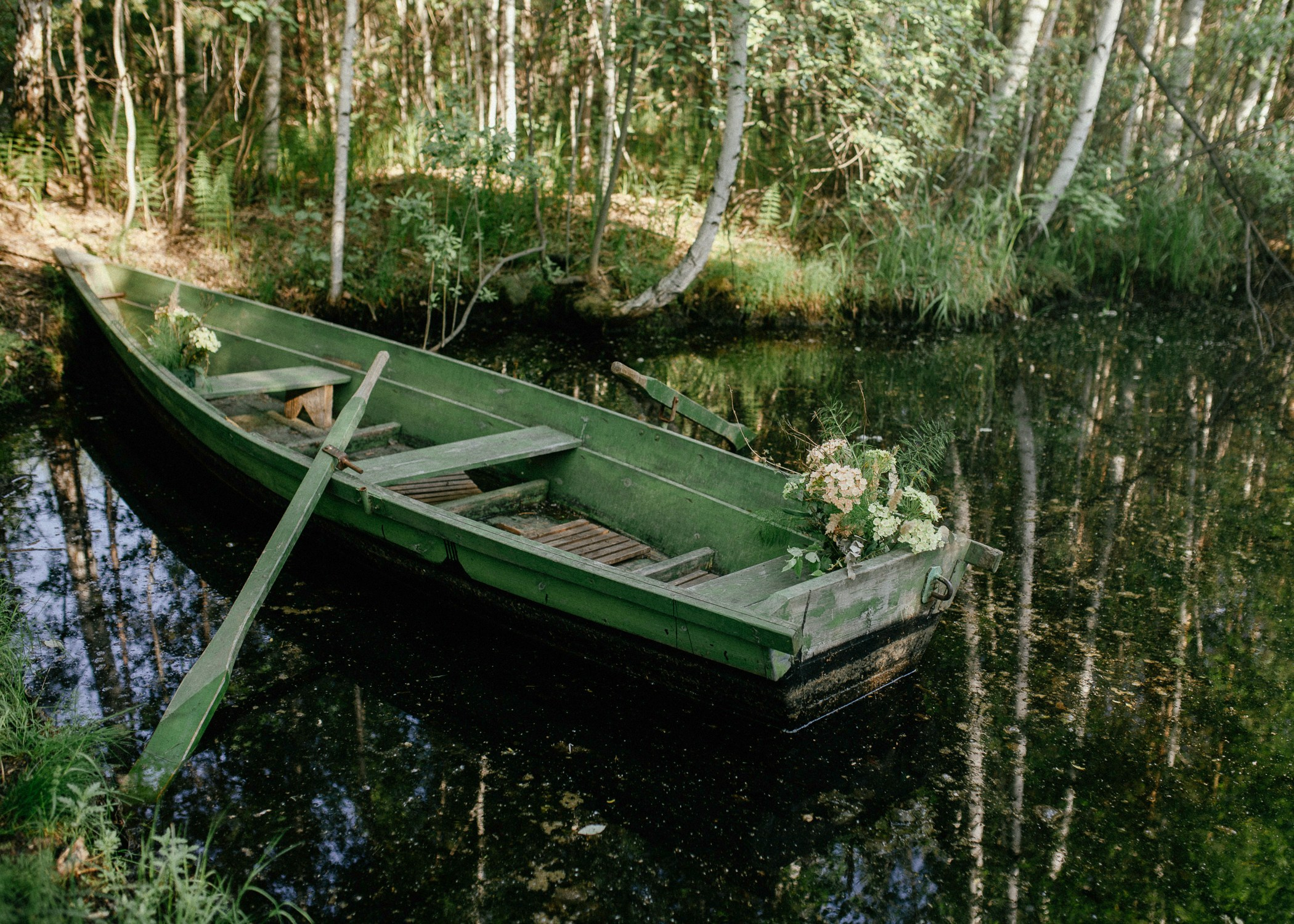 Лодка на Озере — природная локация для фотосессий в Зачарованном саду, Екатеринбург. Фотостудия «Зачарованный Сад» в 20 минутах от центра Екатеринбурга