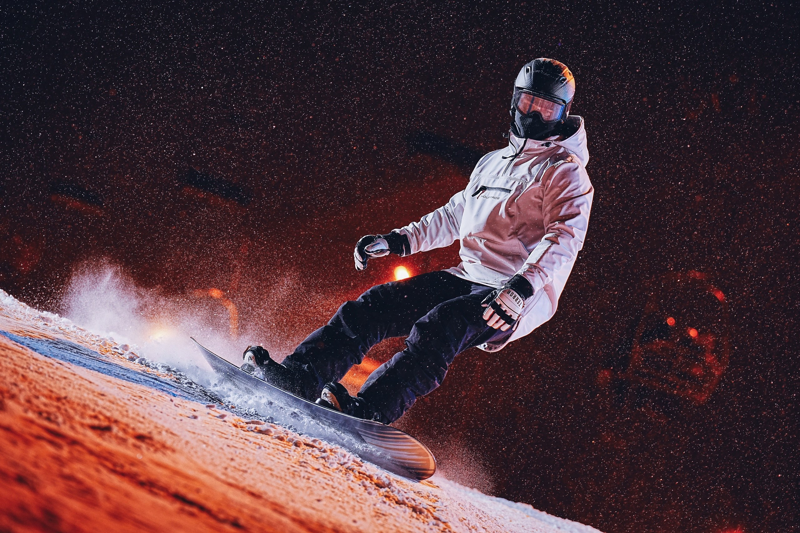 Вечерняя съёмка на склонах с использованием внешних вспышек. Фотограф Студитский Евгений