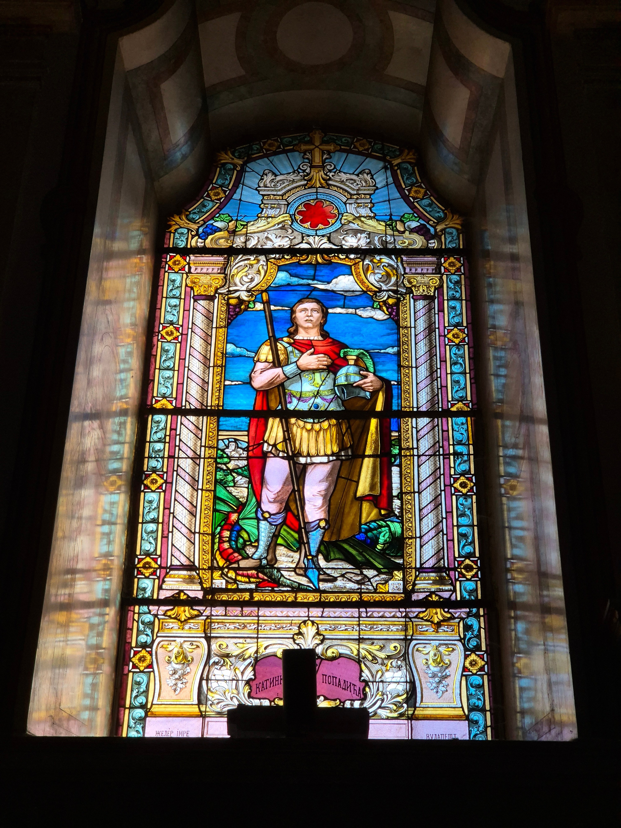 Фасад выполнен из жёлтого кирпича, а сама церковь, а также внутренняя резьба выполнены в неоготическом стиле. Окна украшены витражами, а крыша украшена керамикой, чем сильно напоминает собор св.Стефана в Вене.