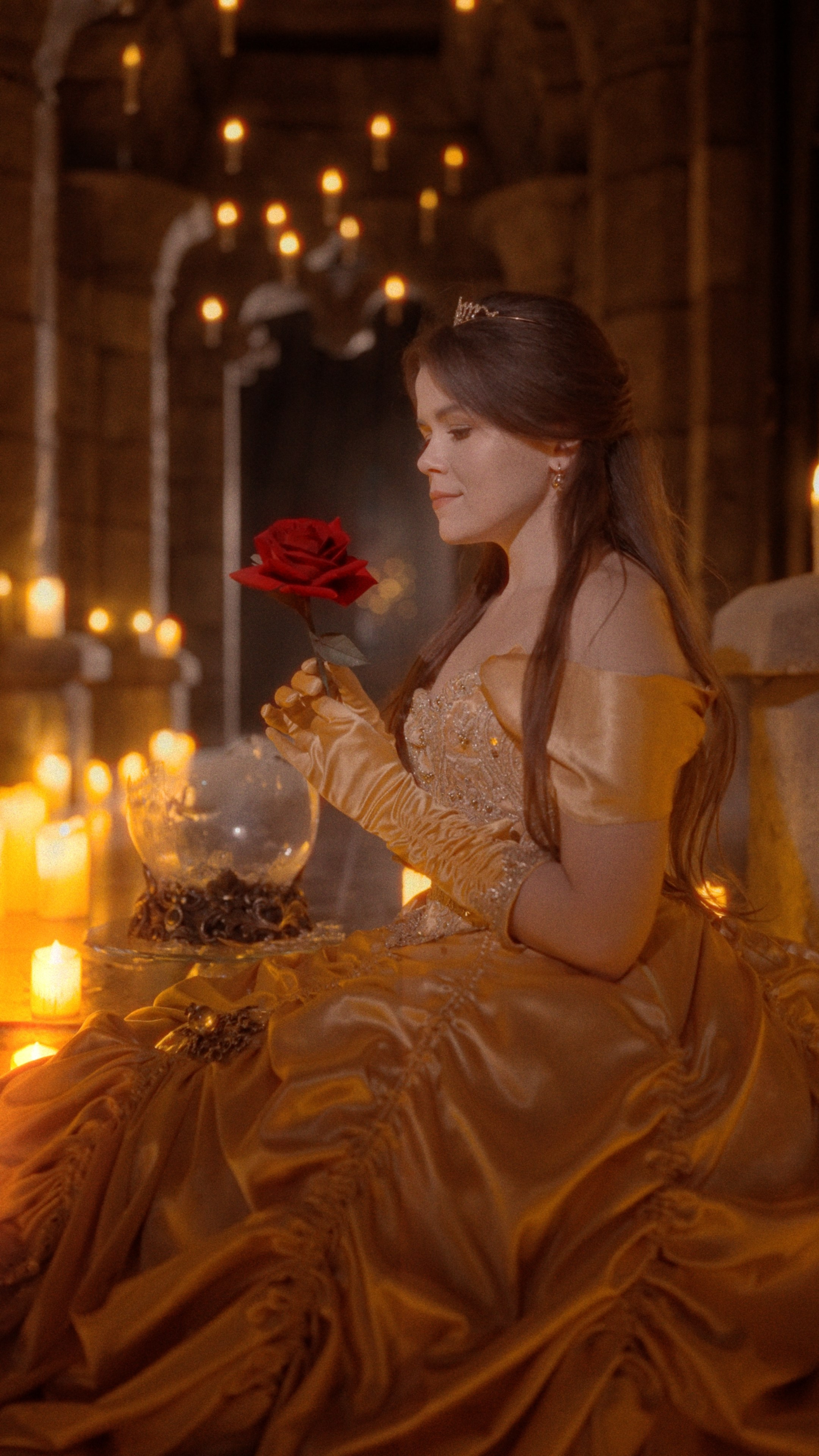 Модель с красной розой и стеклянным колпаком в руках, завершающая атмосферную историю фотосессии в замке Гарибальди.