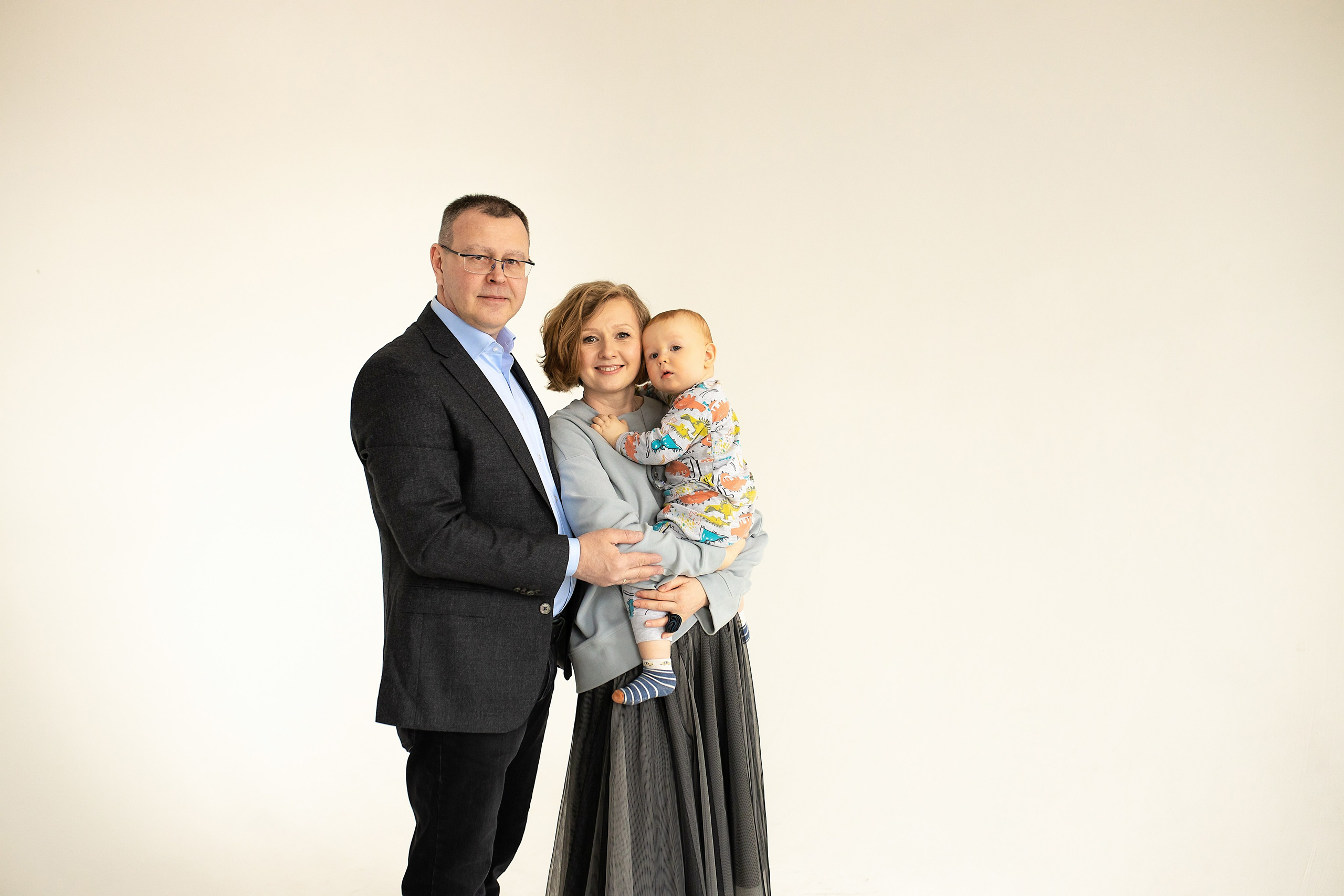 Семейная фотосессия на циклораме с естественным светом. Фотограф в Железнодорожном и Балашихе