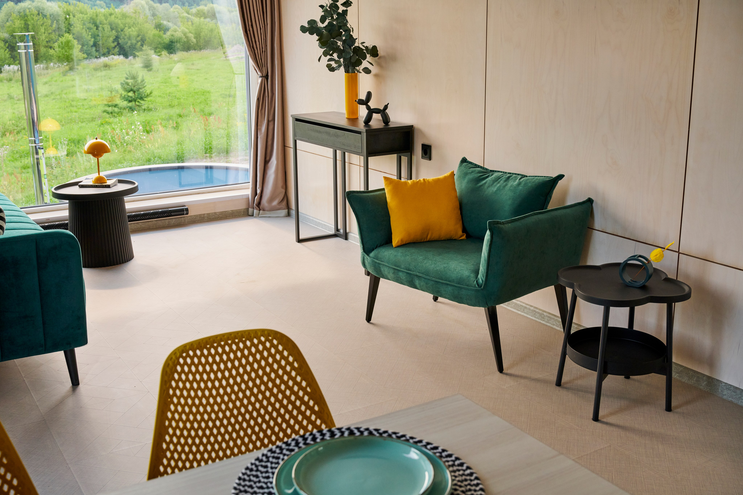 Зона отдыха у окна, зелёное кресло и столик