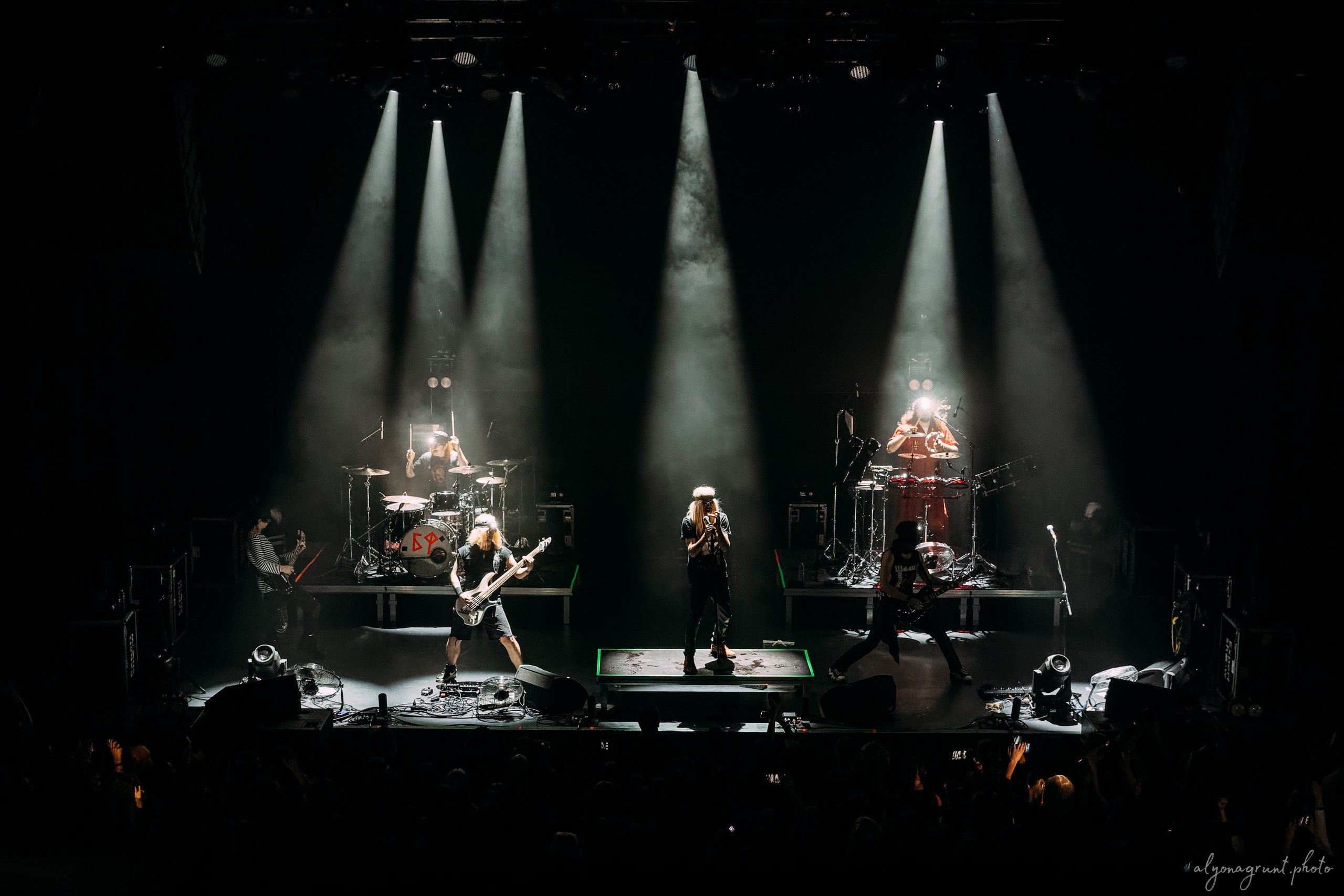 Багровый Фантомас, фоторепортаж, СПб, BASE, 14.12.2025. Алена Адрианова: фотограф в Санкт-Петербурге