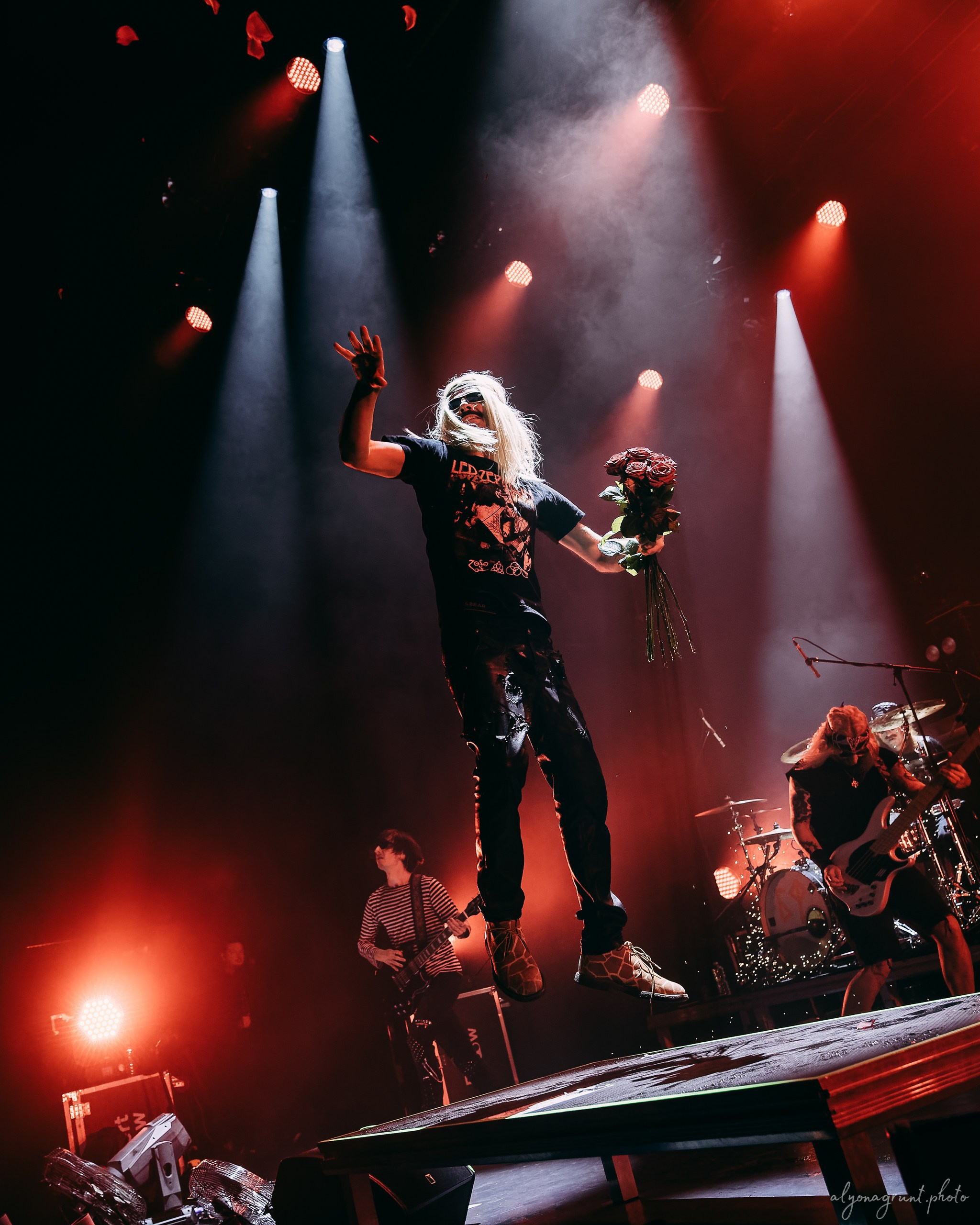 Багровый Фантомас, фоторепортаж, СПб, BASE, 14.12.2025. Алена Адрианова: фотограф в Санкт-Петербурге