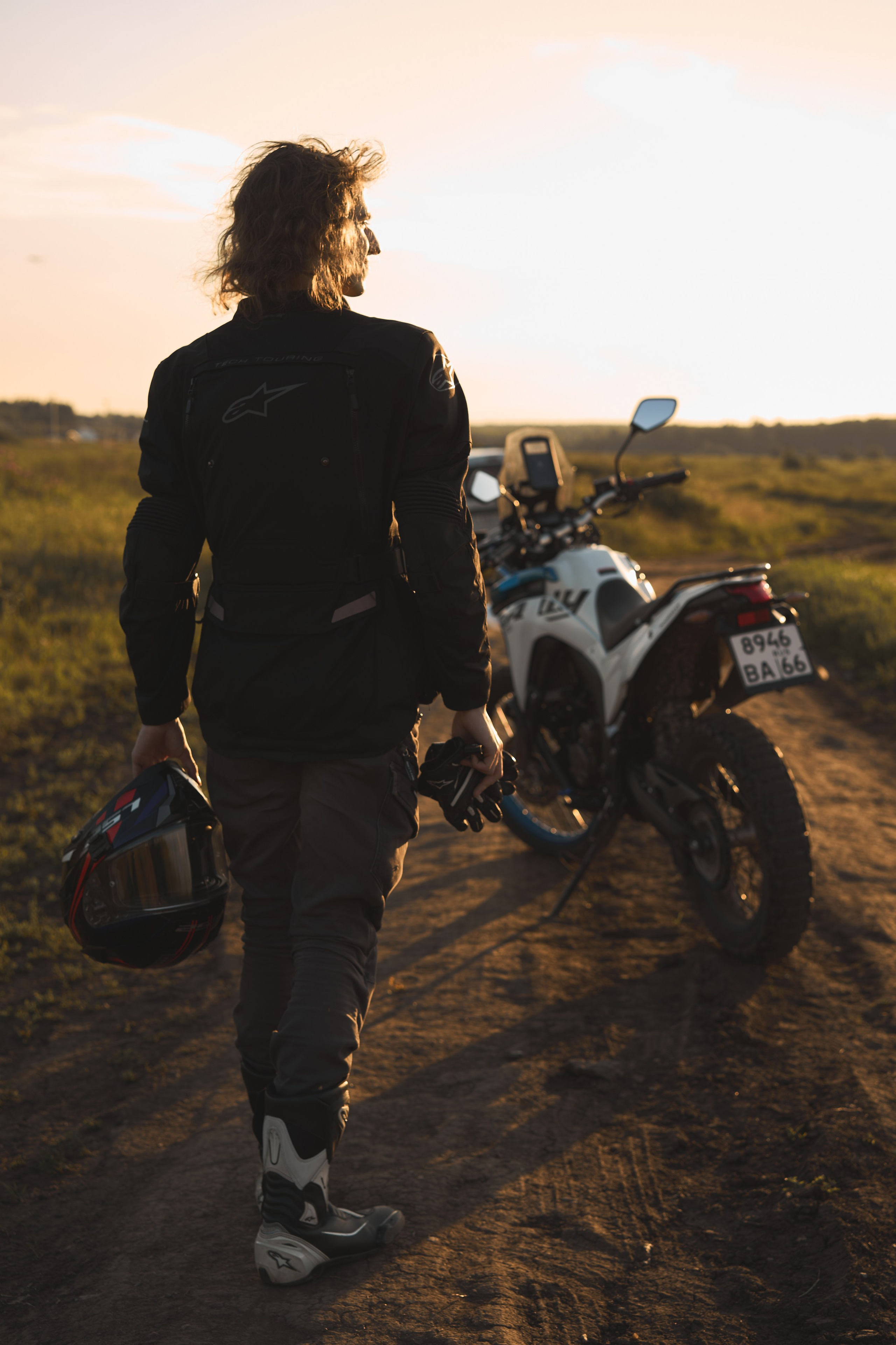 Съемка на закате с мотоциклом в поле. Фотограф Екатеринбург Кокшарова Александра