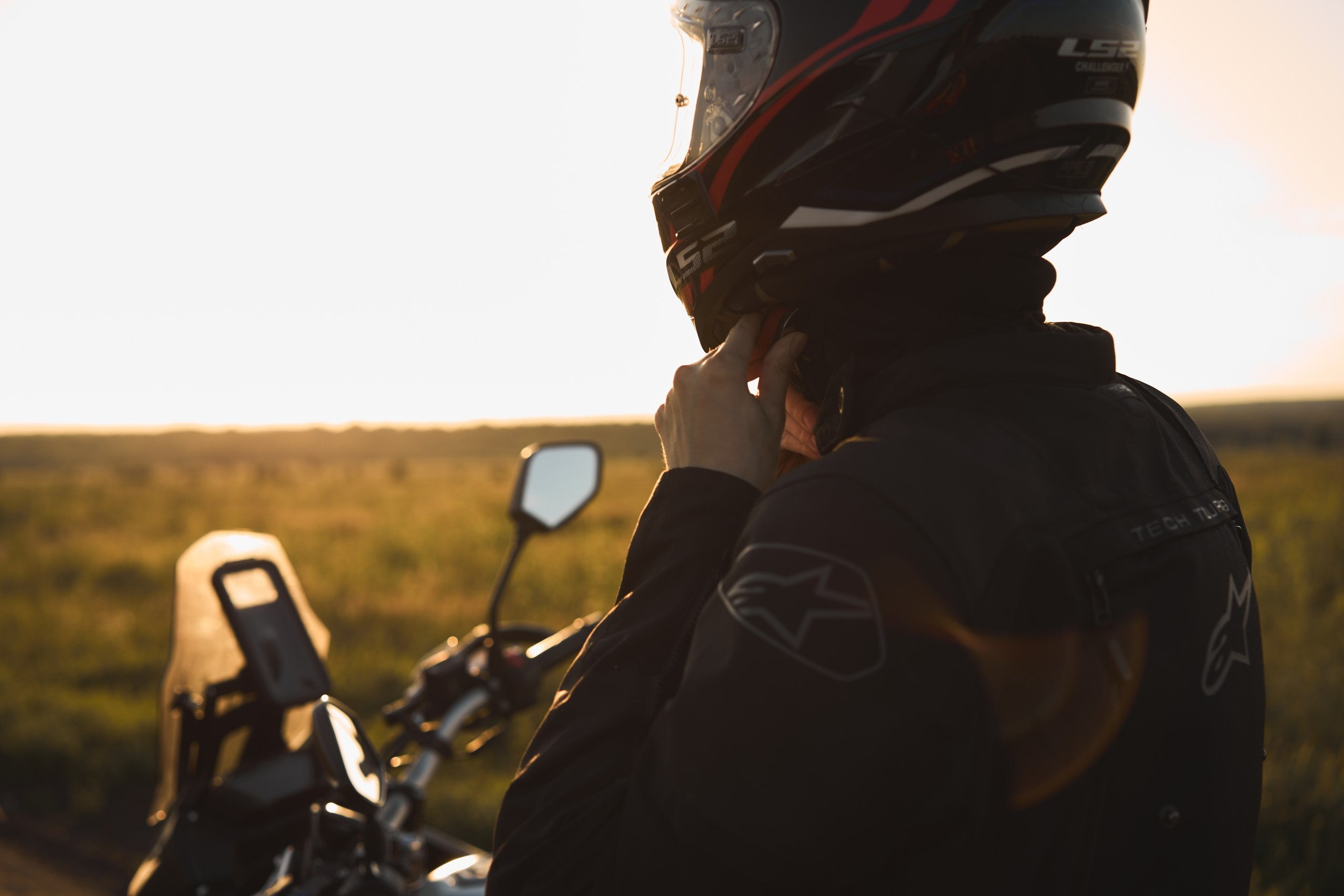 Фотосессия с мотоциклом на закате в поле. Фотограф Екатеринбург Кокшарова Александра