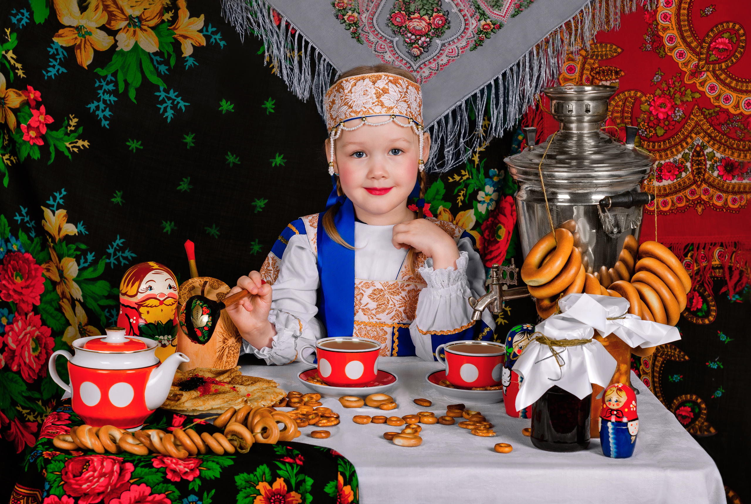 Яркая фотосессия детей в честь масленицы. Фотографы для фотосессий в Новосибирске