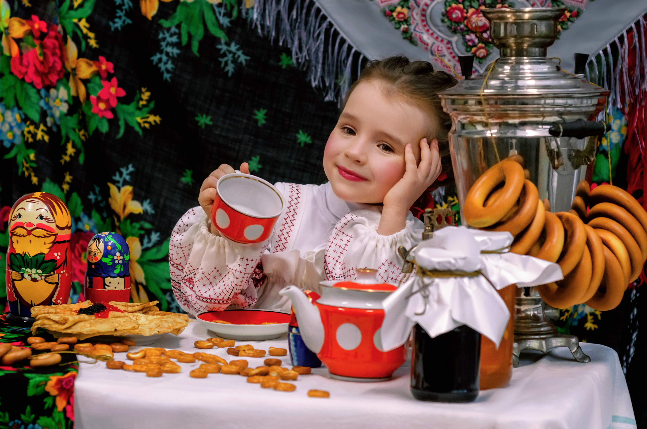 Яркая фотосессия детей в честь масленицы. Фотографы для фотосессий в Новосибирске