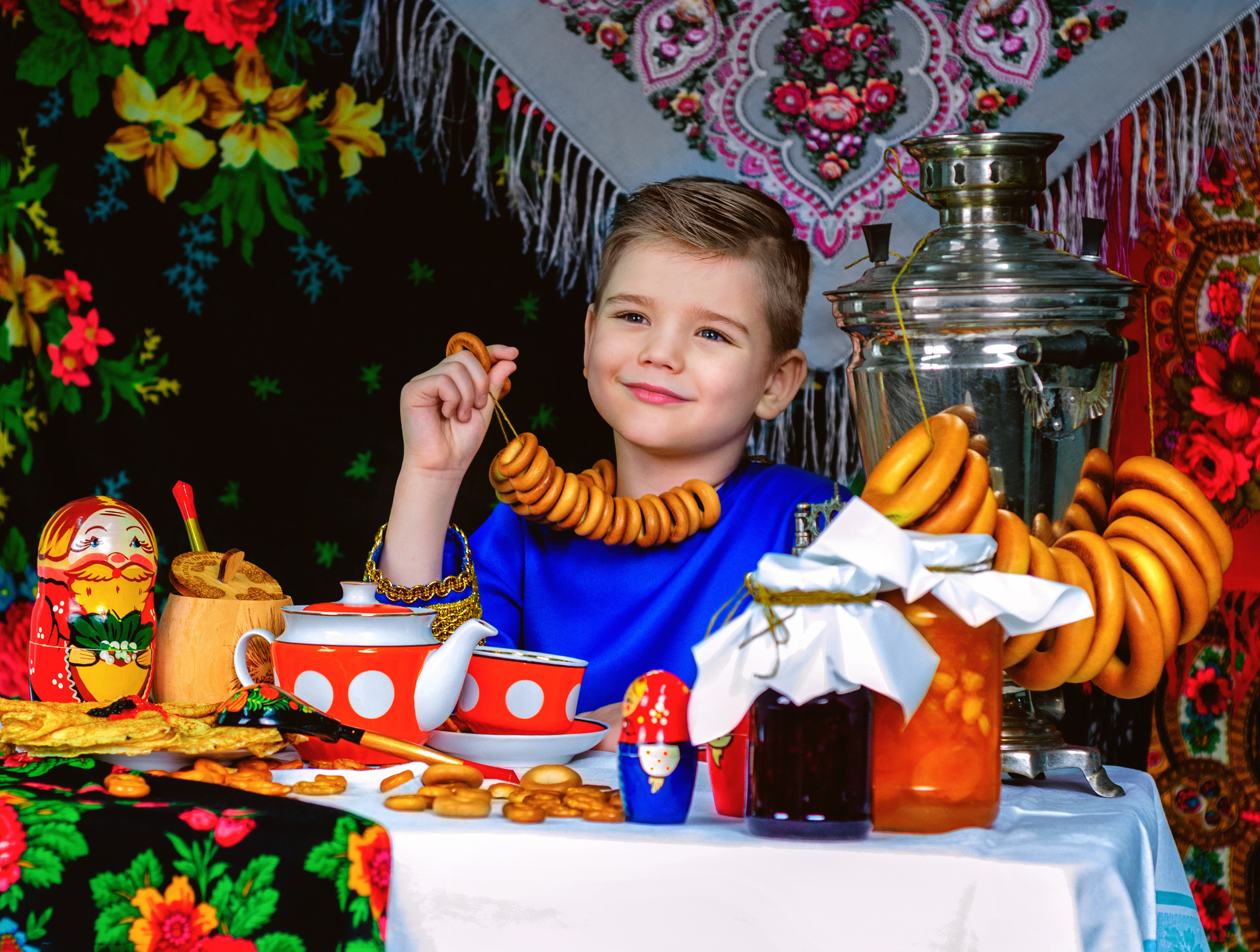 Яркая фотосессия детей в честь масленицы. Фотографы для фотосессий в Новосибирске