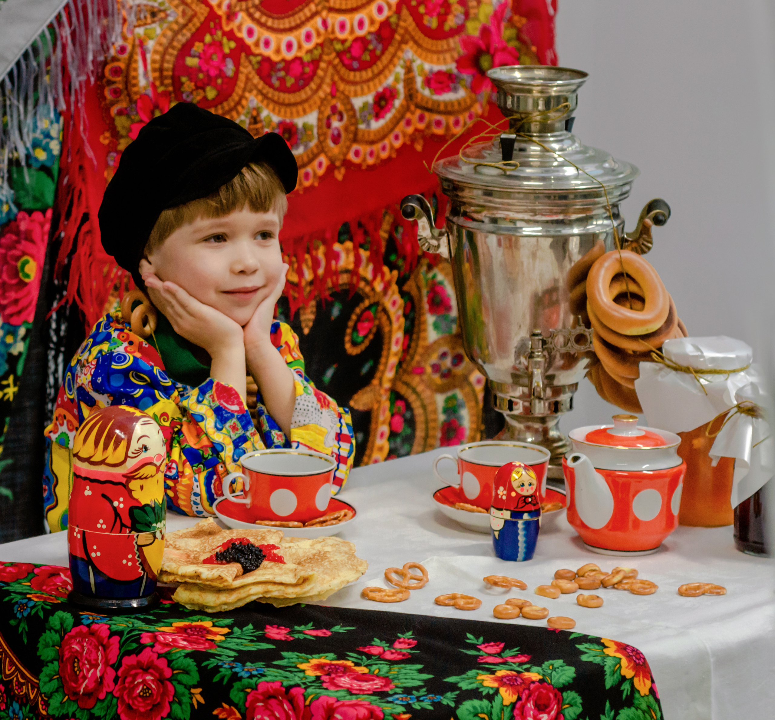 Яркая фотосессия детей в честь масленицы. Фотографы для фотосессий в Новосибирске