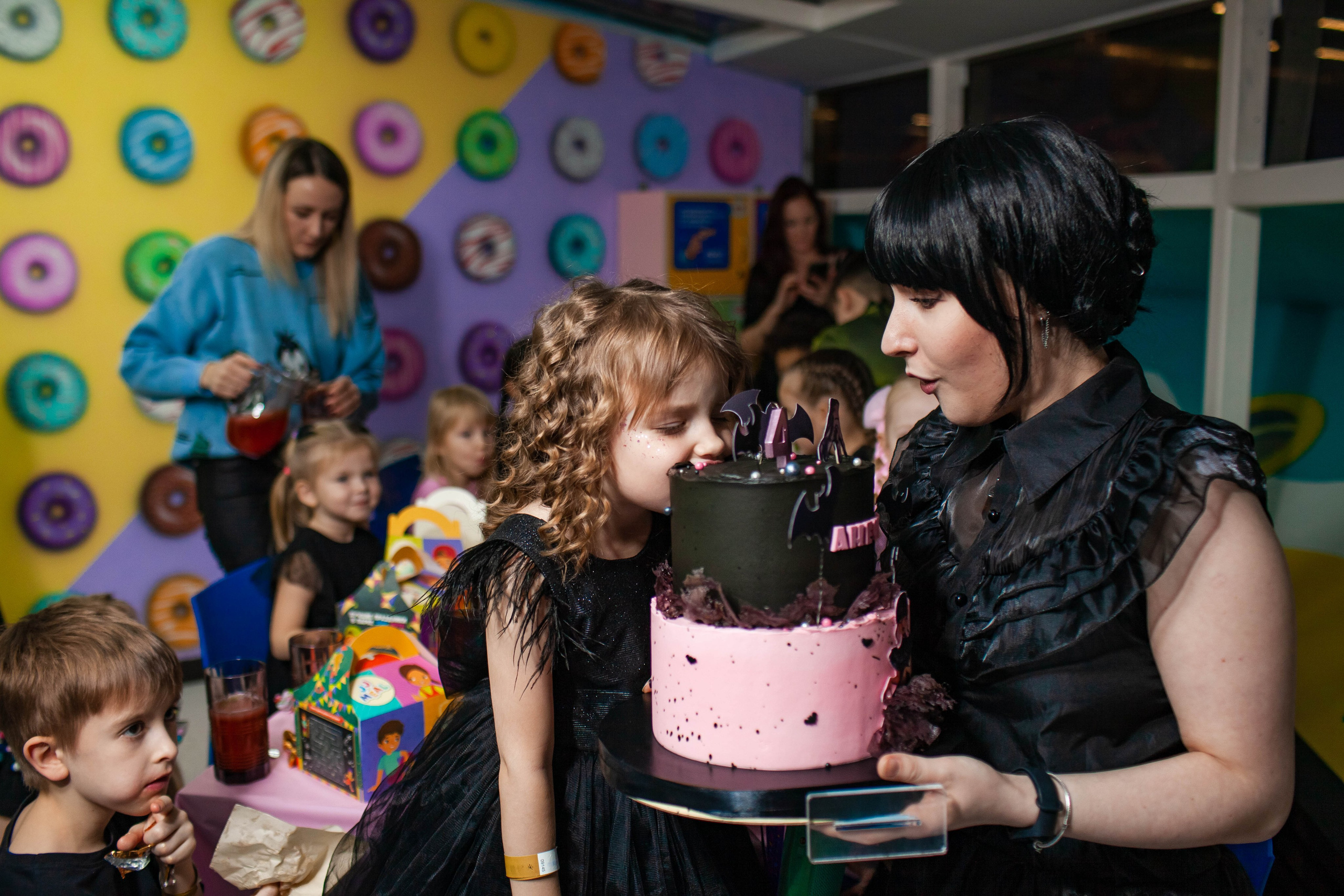 День Рождения Анечки в стиле Уэнсдей. Детский и семейный фотограф в Санкт-Петербурге Елизавета Сорокина