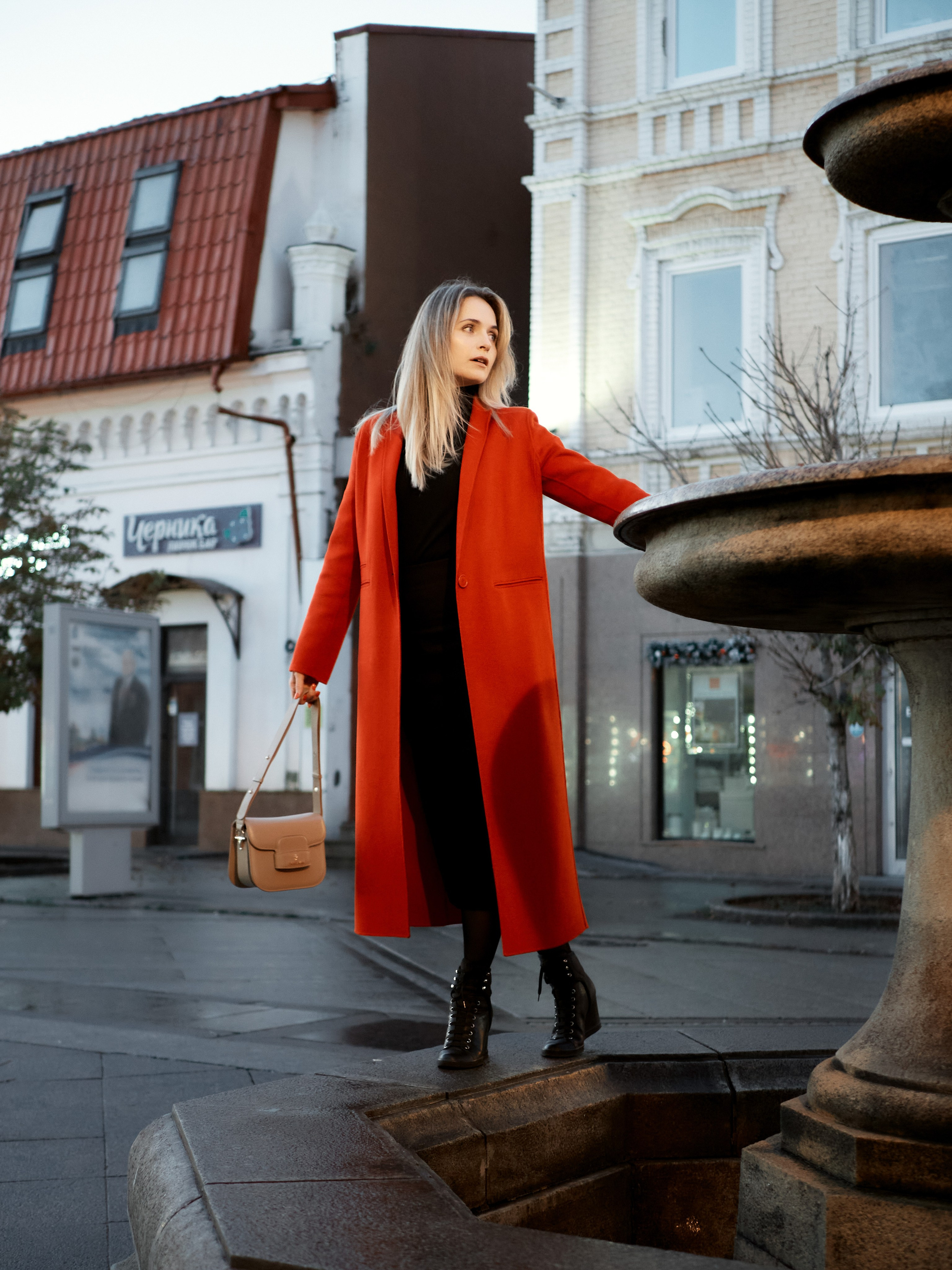 Олеся. Девушка в красном пальто идёт по фонтану